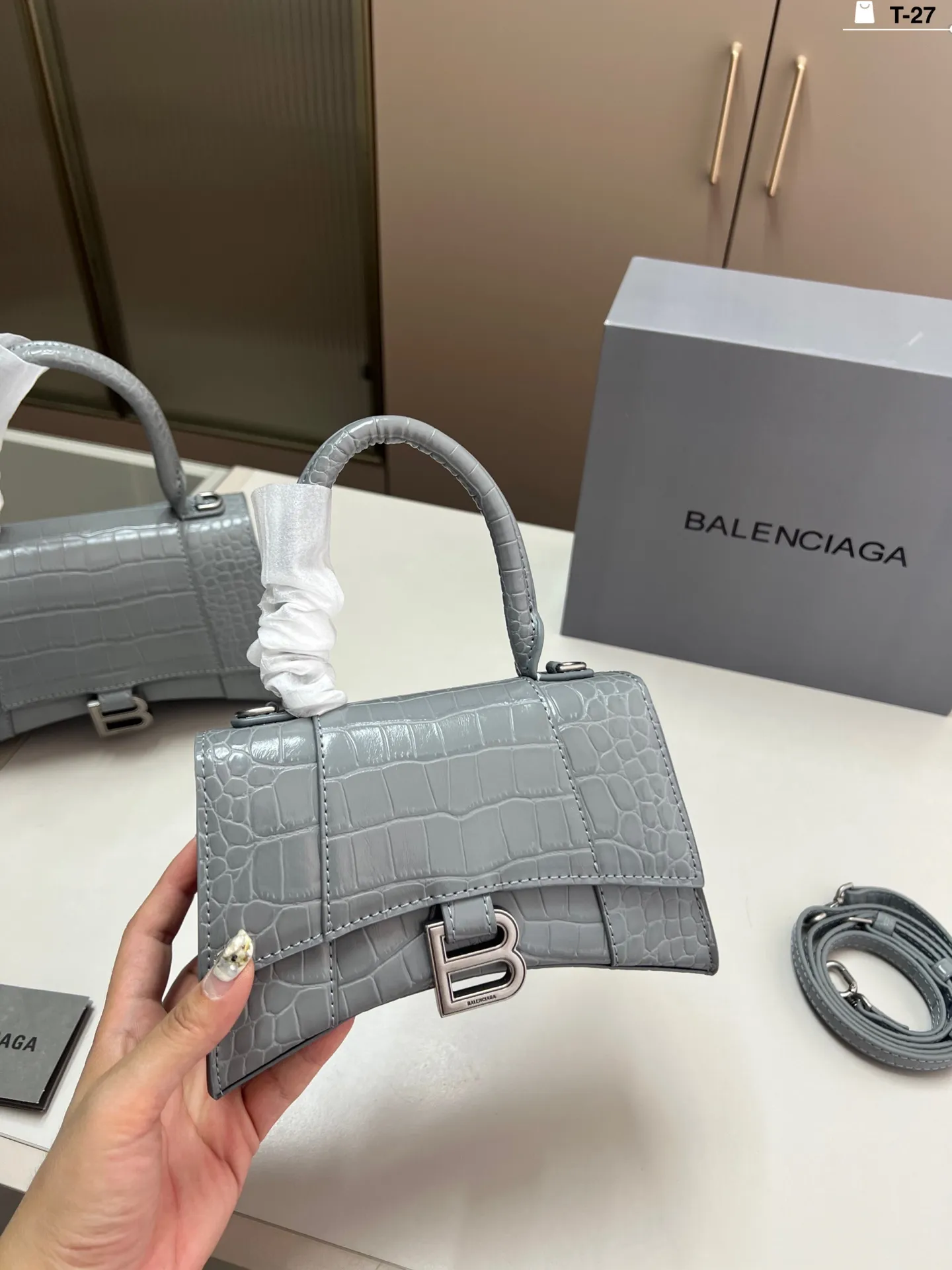 小💰p135 巴黎世家沙漏包(鳄鱼纹) 优雅 时尚 简单又大方 还带给你带来复古潮流的感觉 T-27尺寸19×9/22×10折叠盒