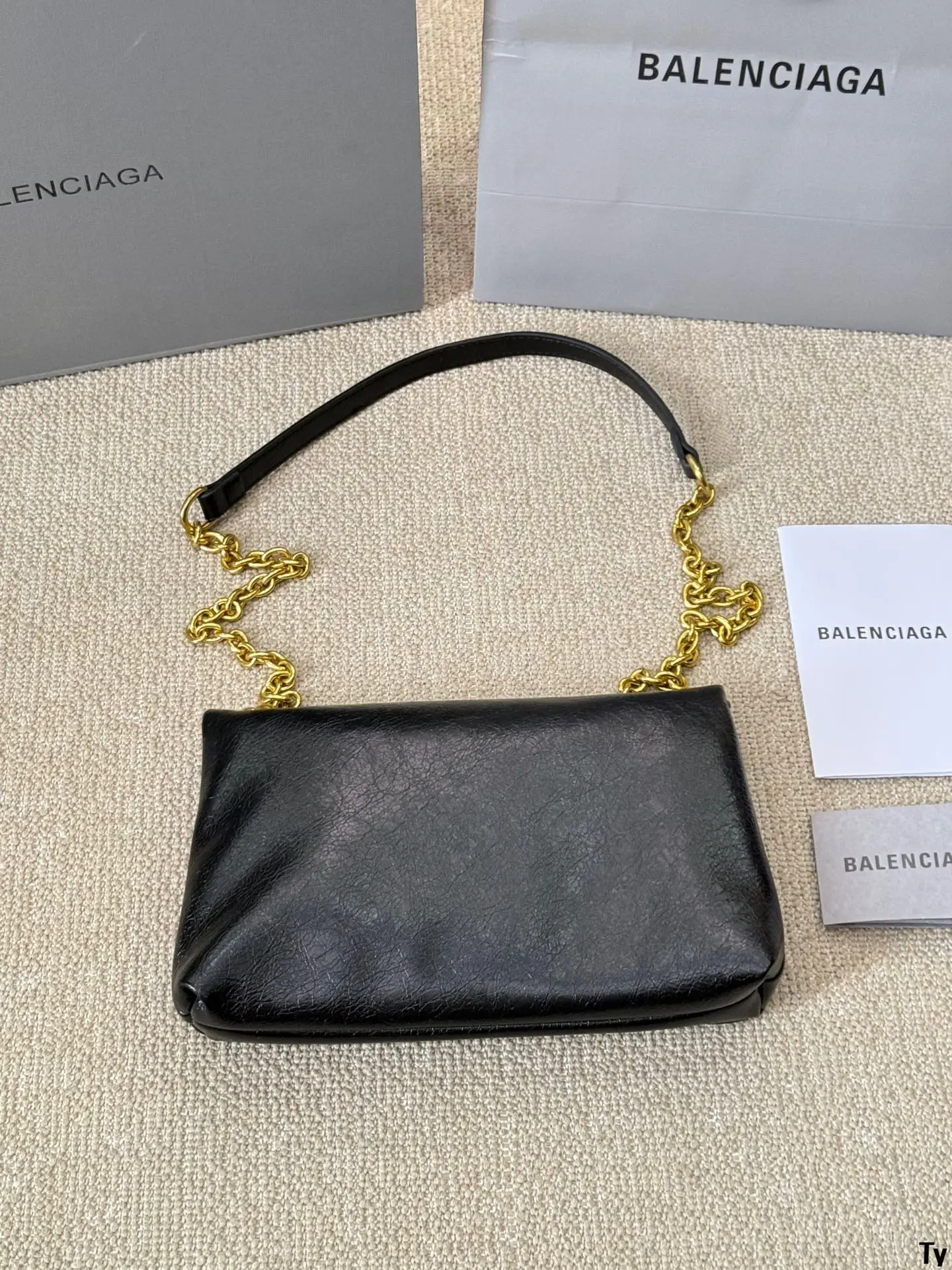 p135 巴黎 世家机车包 Balenciaga crush tote 别看mini小小的,这包可是很能装的呢大纸巾、皮包、粉饼、口红、车钥匙I、充电宝统统都放的进可以斜背、侧背、手提V 手提比较多拿上它你就是最潮流妞 尺寸24 16cm