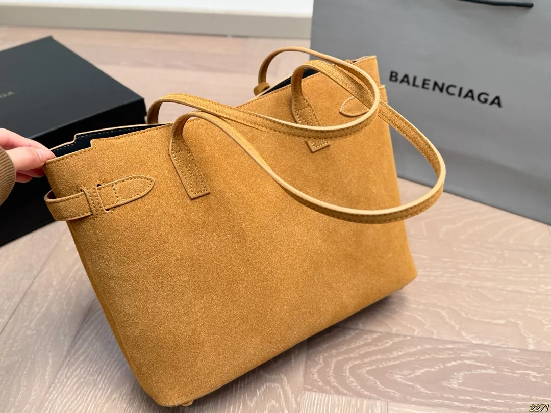 &yen;175/&yen;165配盒 巴黎世家Balenciaga 新款出货啦！秋冬火爆款-日常搭配休闲风妥妥的，绝对吸人眼球不易撞包 。尺寸：33 26/27 20