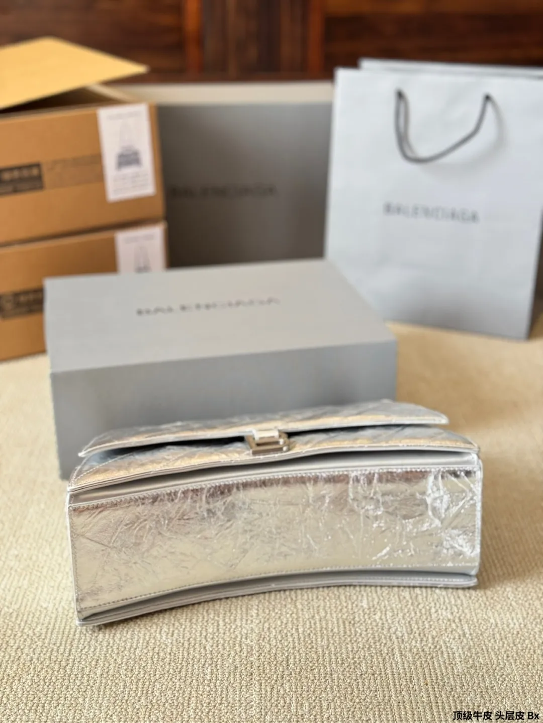 顶级原单 头层皮 p230/p200/p180 有Bella独特的氛围感了,好绝。 有Bella 那味儿了 一独特的氛围感好绝。 来自巴黎世家 Crush气场强大的实用型 大包包强势回归! 巴黎世家 Crush 以 Hourglass 沙漏包廓形为基础,特殊 处理后呈现出皱褶纸质感的纹理,软软的包身 十褶皱 感皮质,满满的前卫感! 整个包真的一眼爱上,经典沙漏轮廓,皮质柔软,手感 像枕头一般超级好!尺寸大号30 20cm 小号25 15cm 迷你20 13cm