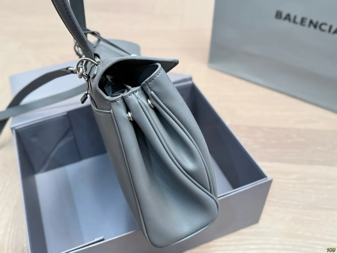 小号&yen;225折叠盒 Balenciaga巴黎世家新款 任何风格都可轻松驾驭 适合日常 旅游 出行 集美必备 尺寸：小号27 19