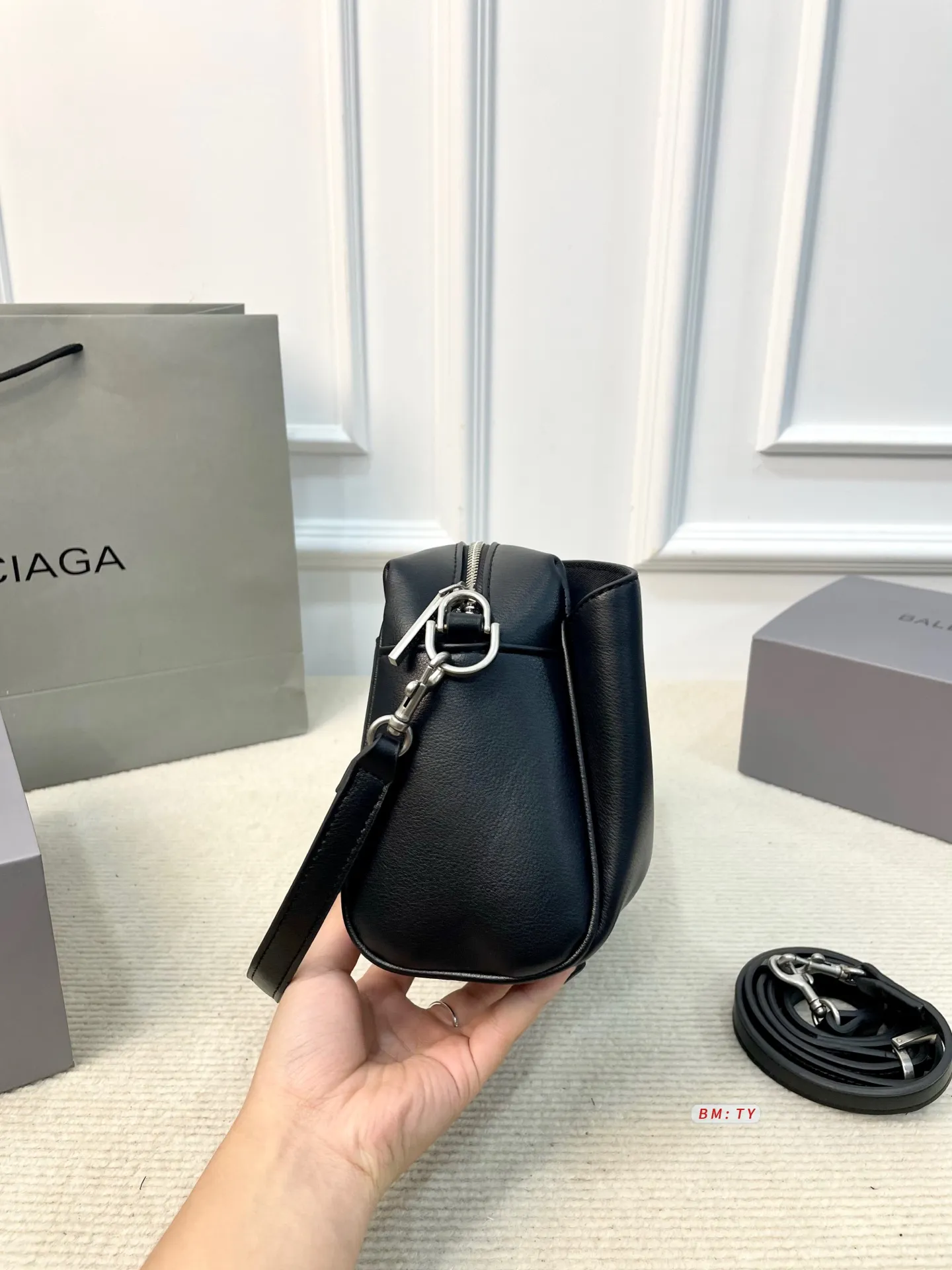 💰155 配折叠礼盒 巴黎世家Rodeo相机包，哑光质感+细腻褶纹，皮质柔软有韧性，越用越有光泽。简约包身配金属锁扣，细节精致，低调又高级！容量适中，手机、充电宝、笔记本都能装下，通勤休闲都OK。肩带可调节，手拎斜挎随心切换，实用又时髦。 尺寸：25*11*16