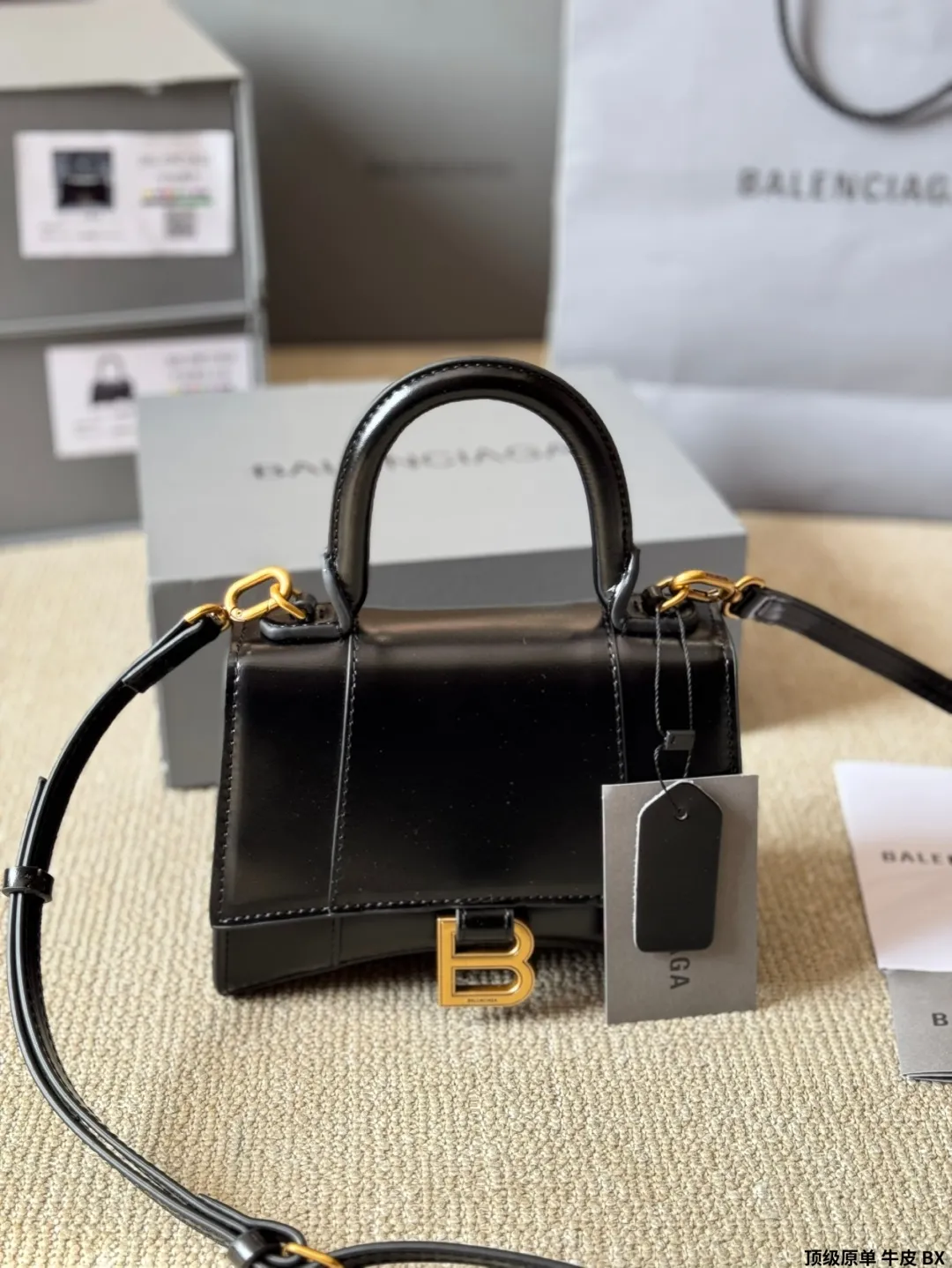 顶级原单 牛皮 p180/p170 【巴黎世家】Balenciaga/巴黎世家 hourglass xs/沙漏包 斜挎手提包 lisa款 最新走秀款购物袋来啦🌈专柜限量上市 娱乐周刊主推款～超正点 原版内里 高端时尚 潮爆全球💫潮范儿们跟上脚步吧 喜欢的抓紧自留啦 超级洋气 尺寸 大号23 14cm 小号20 12cm