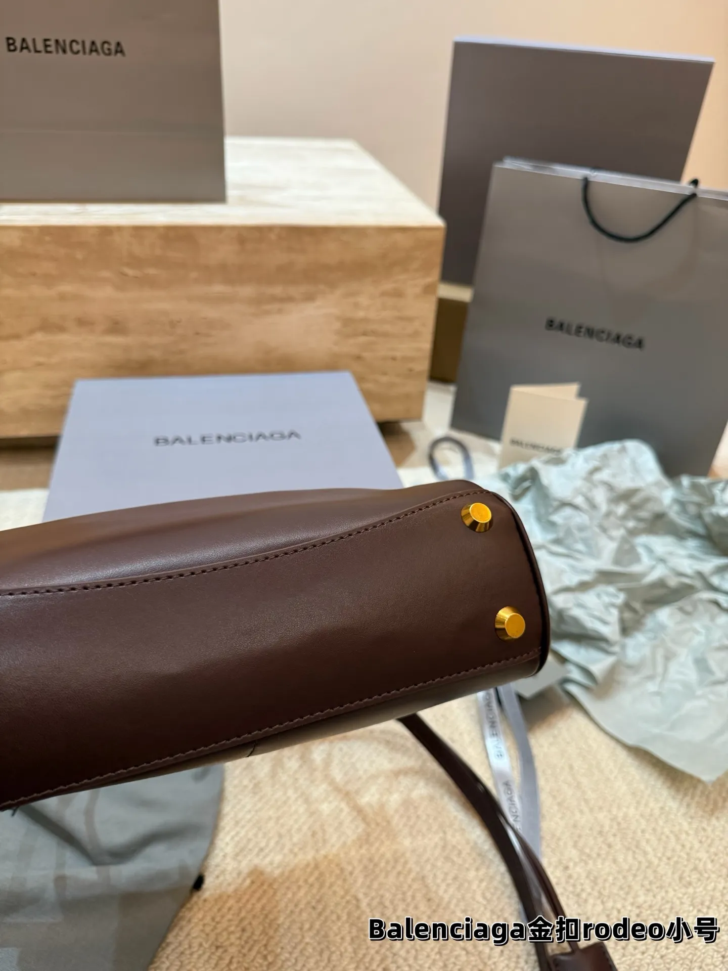 顶级原单 P240 巴黎世家 RODEO 托特包 矮个子也能驾驭的一款包包！ 虽说是有两个扣子 建议老婆们扣在里面 前面可以拉拢下来更有设计感 更独特 和秋冬季的衣服超好搭！超米超喜欢💕 尺寸小号28.20