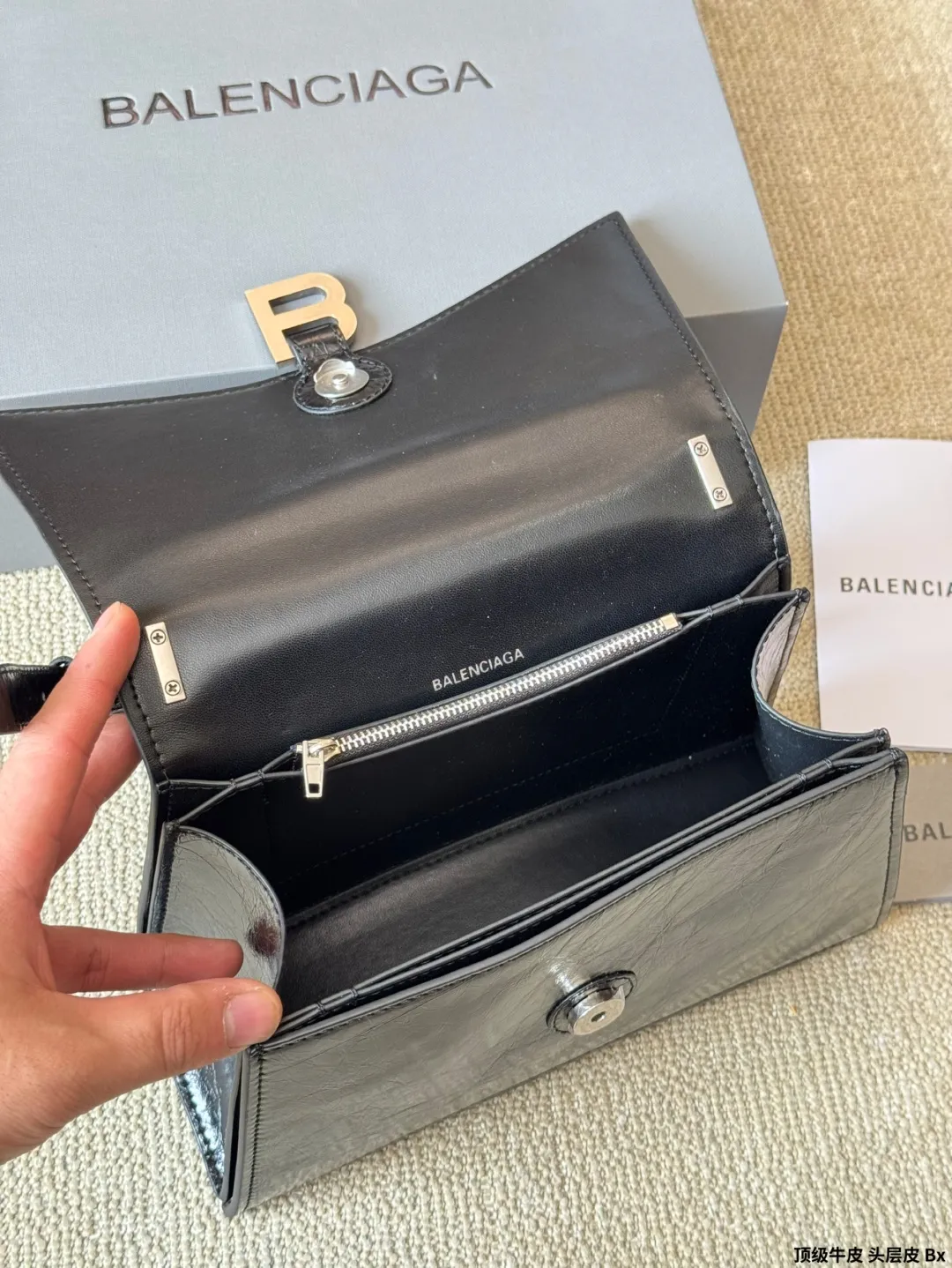 顶级原单 头层皮 p230/p210 Balenciaga 秋季新款 Crush 包款強勢登場!独特的标志 性弧线形状造型底部设置一个圆润光滑的拱形弧线,以解构手法重释经典 OR柔韧的造型易于折叠和展开,拱形包底与尖角边缘设计,包型搭配层次分明的内部空问。压光牛皮与柔软羊皮革内里,手袋肌理与设计亮点 均彰显出其绝佳的触感。改为可调节肩带设计,细节满满° 取消链条改为肩带更加偏向中性风,男生也可以 完美驾驭啦! 尺寸:大号30 20cm 小号25 16cm