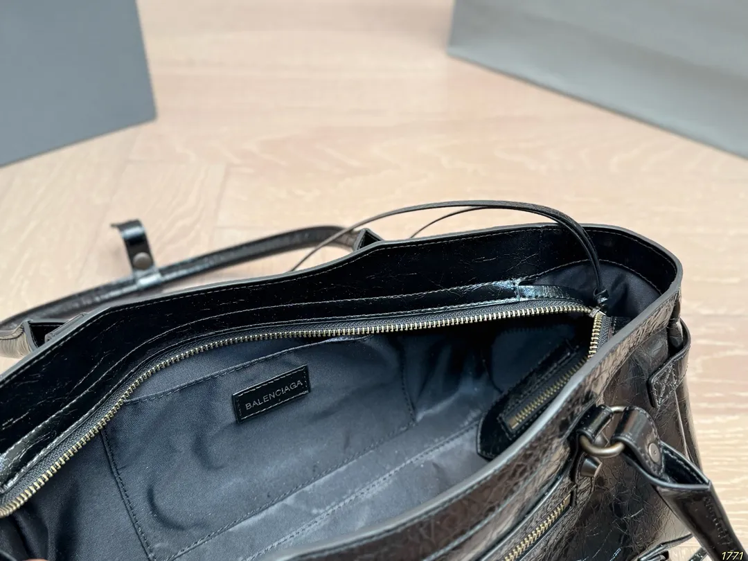 ¥250飞机盒 Balenciaga 巴黎世家新款 男女通用款哦 众多明星追捧的单品 原版面料 原单品质 超高回头率 尺寸31 16