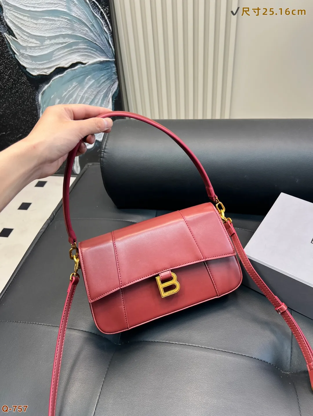 💰160 配折叠盒 巴黎世家CHIPS薯片袋造型颠覆传统牛皮材质打造独特触感,超薄设计却能装下手机、口红,兼具趣味与实用。搭配可拆卸肩带,轻松驾驭街头潮搭与摩登商务。以先锋设计打破平庸,让每一次出场都成为话题焦点! 尺寸25.16cm