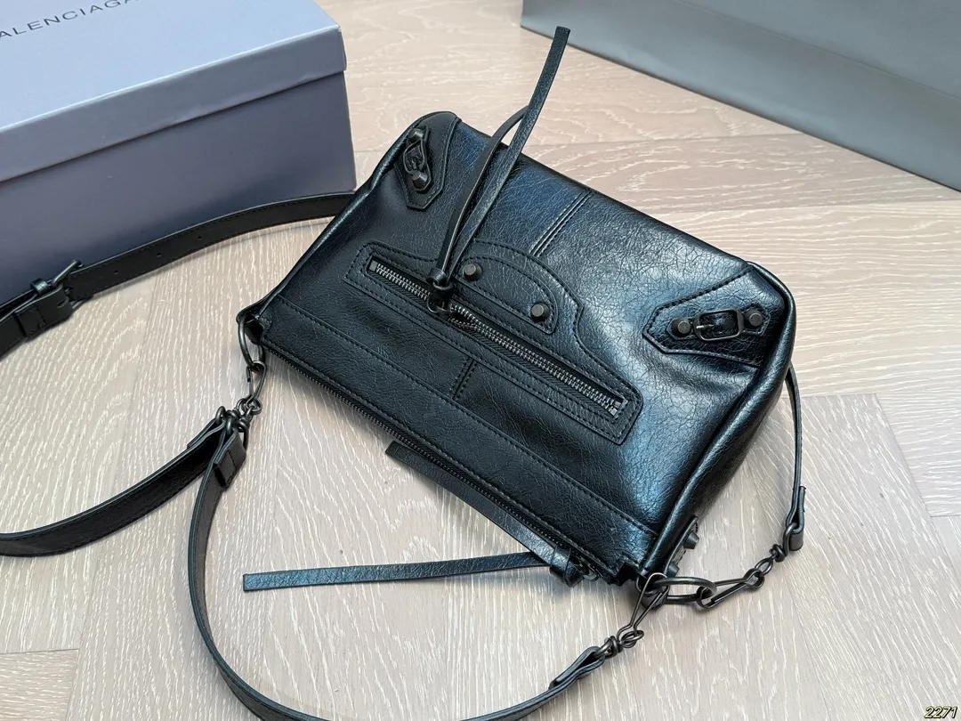 ¥150配盒 Balenciaga 巴黎世家机车包 仙女的背包 完完全全 被迷上啦 仿佛进入仙境般 是每个可爱的小仙女必备 尺寸28 18