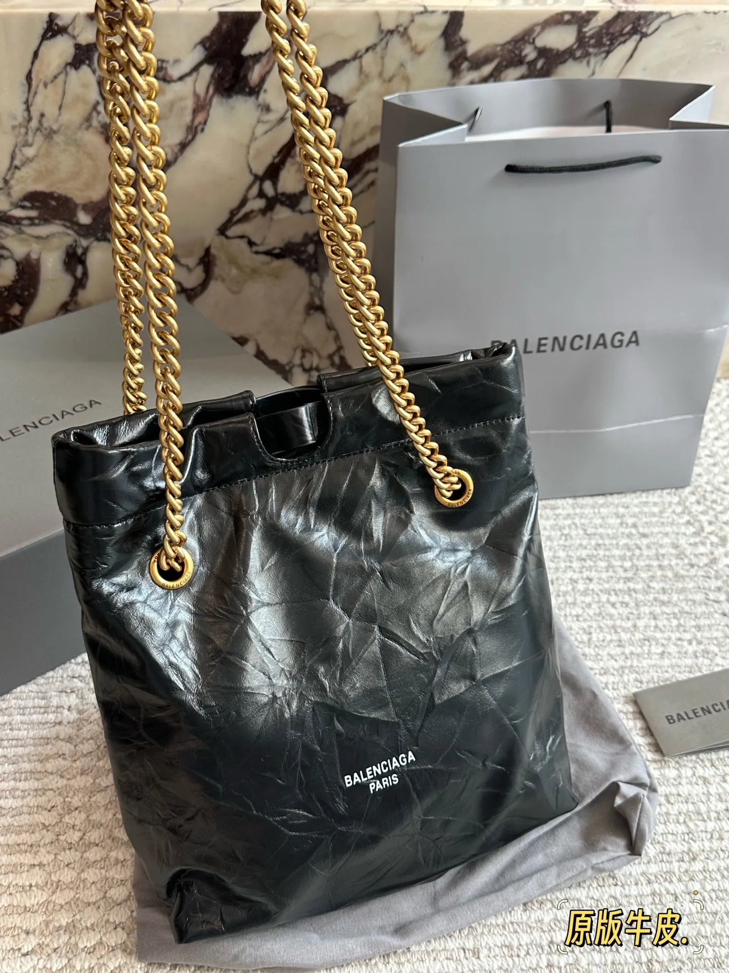 💰220 配盒牛皮 size：25*28cm 巴黎世家新款包包 垃圾袋原来这么好看!！ crush真的太高级了吧! 大小刚好很能装，自重轻，链条可调节随心所欲的高级感满满!