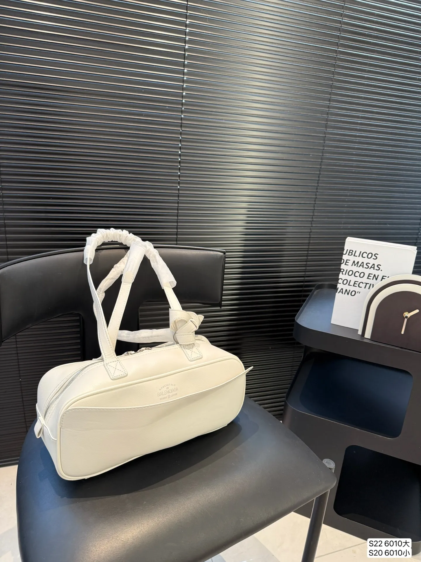 大号P160 小号P150 巴黎世家 腋下包 Carrie 上新:巴黎世家腋下包Carrie~ 新推出的保龄球系列真的鲨疯了!!独特弧形包身上身辨识度直接拉满 双提手设计超贴心上身优雅大方，亦可单肩背随性自在大小两个尺寸满足出行需求 尺寸：大37 20 小32 13 货号6010