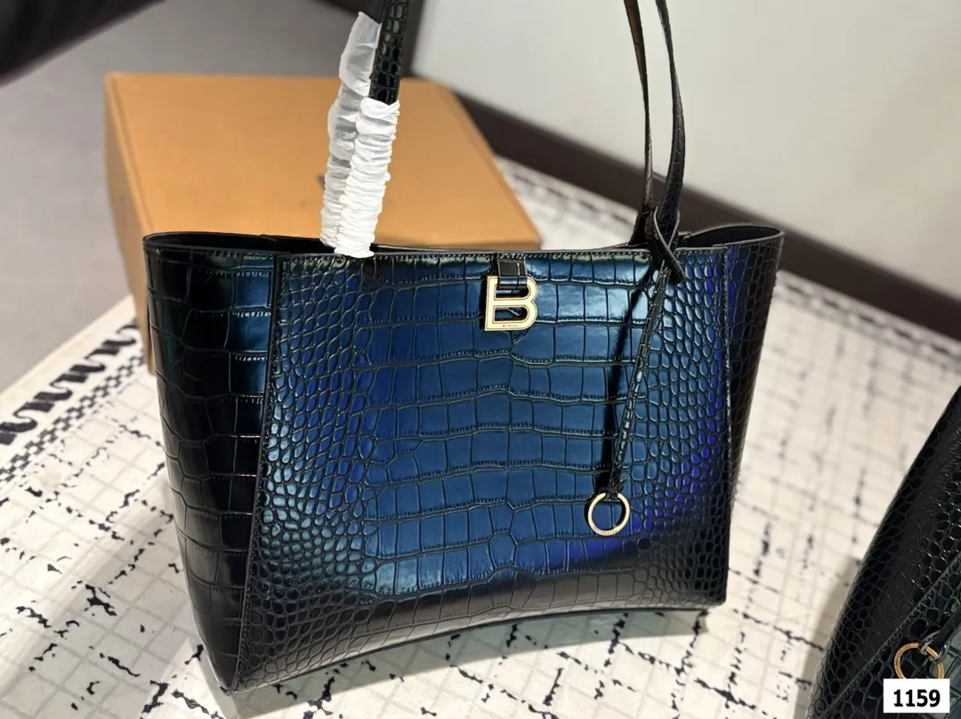 大号P140 小号P135 巴黎世家托特 Balenciaga 2025年新款 Hampton Carry All 手袋 洗练倒梯形结构搭配管状皮革双手柄,简化的包身结构更为轻便 尺寸:大号36 27 小号24 26