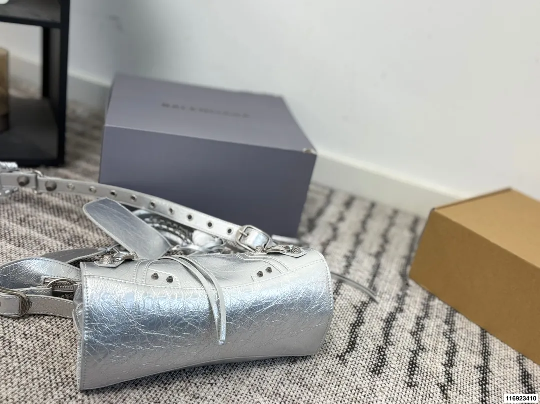 p260 配折叠盒 巴黎世家 Le cagole机车包 配件和爱心镜子很加分有点小亚和朋克的感觉 容量足够肩带可以调节长度当腋下包和斜挎包都很不错上身就是甜酷辣妹即视感 尺寸:26.18