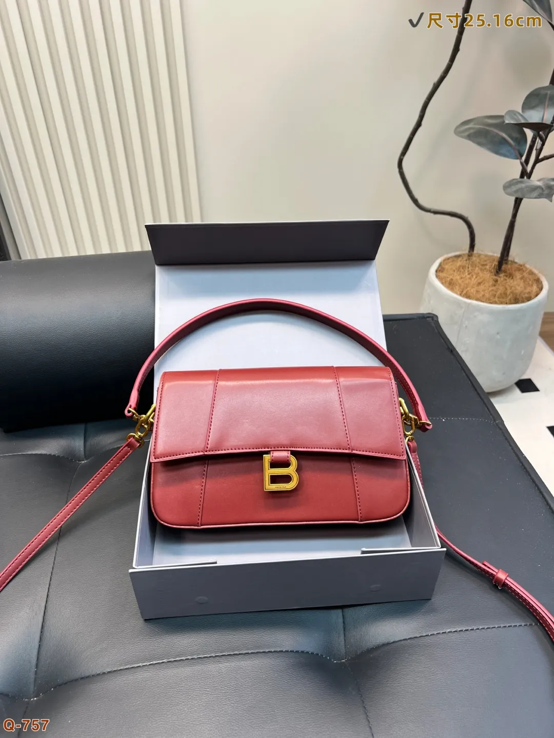 💰160 配折叠盒 巴黎世家CHIPS薯片袋造型颠覆传统牛皮材质打造独特触感，超薄设计却能装下手机、口红，兼具趣味与实用。搭配可拆卸肩带，轻松驾驭街头潮搭与摩登商务。以先锋设计打破平庸，让每一次出场都成为话题焦点！ 尺寸25.16cm