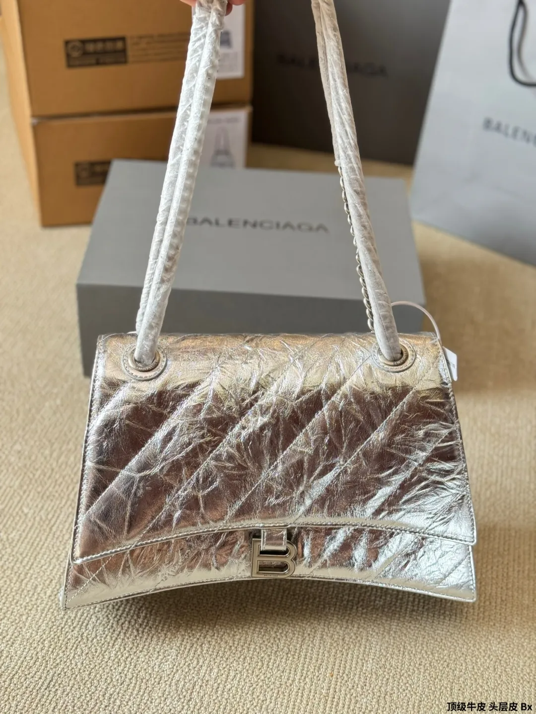 顶级原单 头层皮 p230/p200/p180 有Bella独特的氛围感了,好绝。 有Bella 那味儿了 一独特的氛围感好绝。 来自巴黎世家 Crush气场强大的实用型 大包包强势回归! 巴黎世家 Crush 以 Hourglass 沙漏包廓形为基础,特殊 处理后呈现出皱褶纸质感的纹理,软软的包身 十褶皱 感皮质,满满的前卫感! 整个包真的一眼爱上,经典沙漏轮廓,皮质柔软,手感 像枕头一般超级好!尺寸大号30 20cm 小号25 15cm 迷你20 13cm