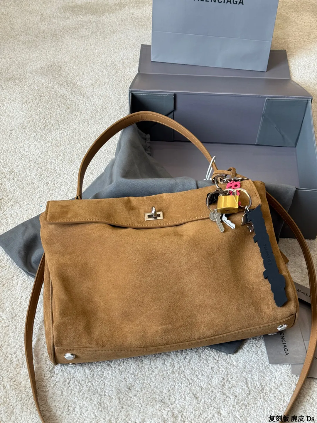 复刻版 麂皮 p295 巴黎世家新款RODEO大廓形包包 柔软的大廓形包包 上身慵懒感立刻get、 真的很喜欢又方便又酷的超实用大包! ⚠️牛皮品质 尺寸 35 23cm