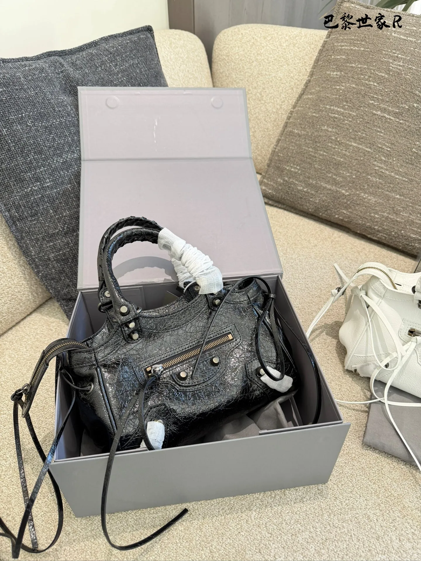 巴黎世家机车包p250 这是巴黎世家机车包,属于时尚界的经典单品。包身采用油蜡皮材质,配有铆钉装饰,设计硬朗且富有质感。常见尺寸有mini、小号和中号,适合不同身高和需求的人 群。原产地为法国,是巴黎世家品牌的标志性产品之一- ,深受全球时尚爱好者的喜爱。 养护方面,建议避免长时间暴露在阳光下,以免褪色。使用后及时清理表面灰尘,可用柔软布料轻轻擦拭。定期检查五金件是否松动,必要时可联系专业维修服务进行维护23cm