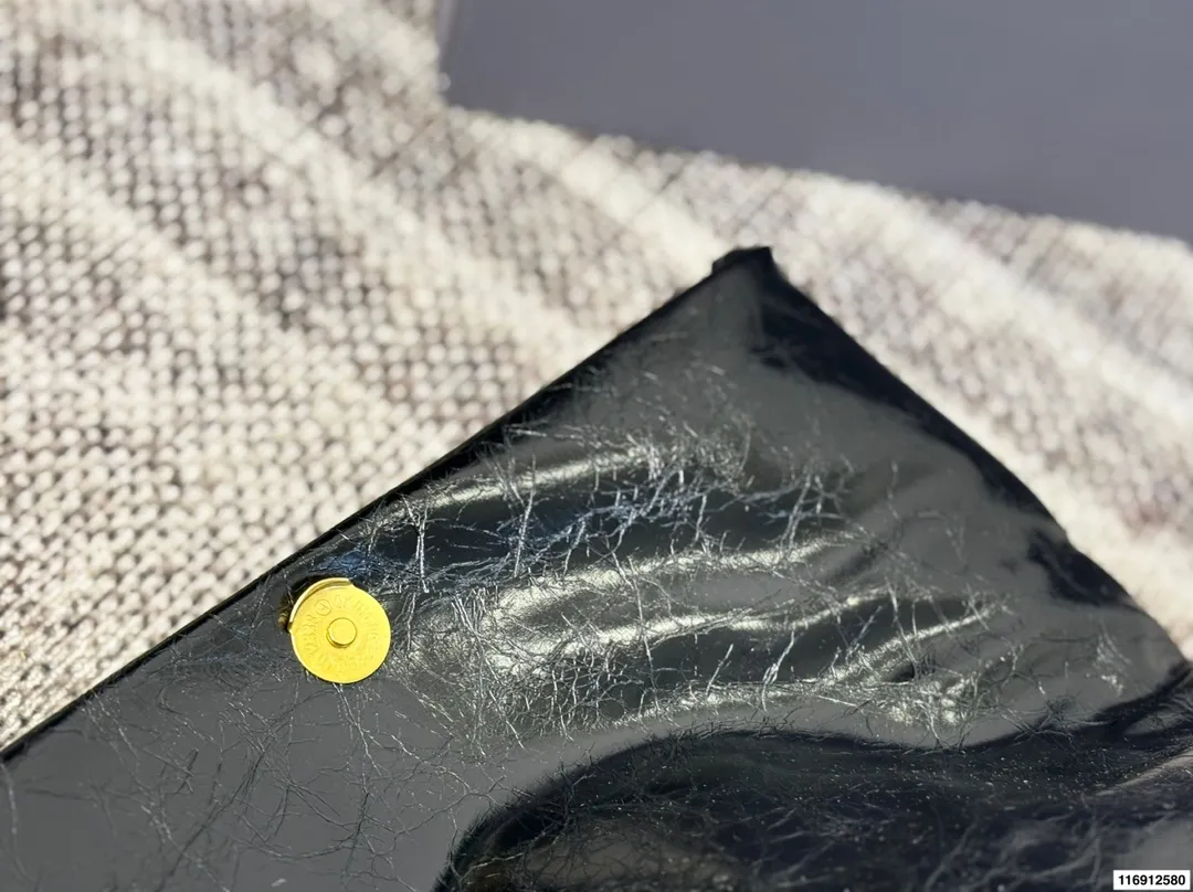 p170 配礼盒 尺寸28.20 黑金绝配|这只Monaco油蜡皮中号 黑金+油蜡皮这个组合 这就是我的本命包啊！🖤 油蜡皮自带微妙的光泽度和做旧纹理 摸起来是柔润的蜡感 越用越有个人痕迹 而且超级耐造 内里还有一个带拉链的夹层 日常出门完全够用 - 五金是做旧的复古金色，Blogo比较低调 - 开合是磁吸扣，单手操作超方便 - 油蜡皮会有自然的褶皱纹理 喜欢复古感的会爱死 如果你在找一只帅气、能装、不娇气又充满高级感的通勤包，黑金油蜡皮Monaco中号绝对值得冲！