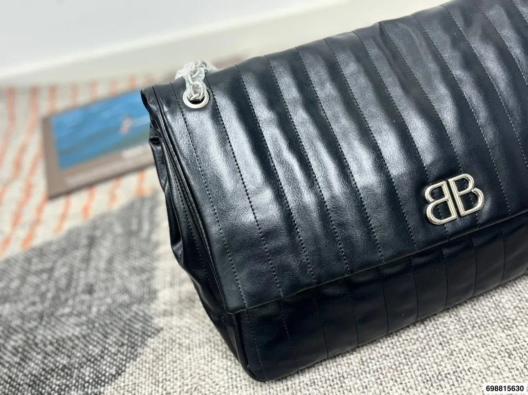 巴黎世家p180 超越妹妹这张脸真是无可挑剔 Litkovskaya外套搭配BALENCIAGA包和墨镜 整体大气时髦48.32