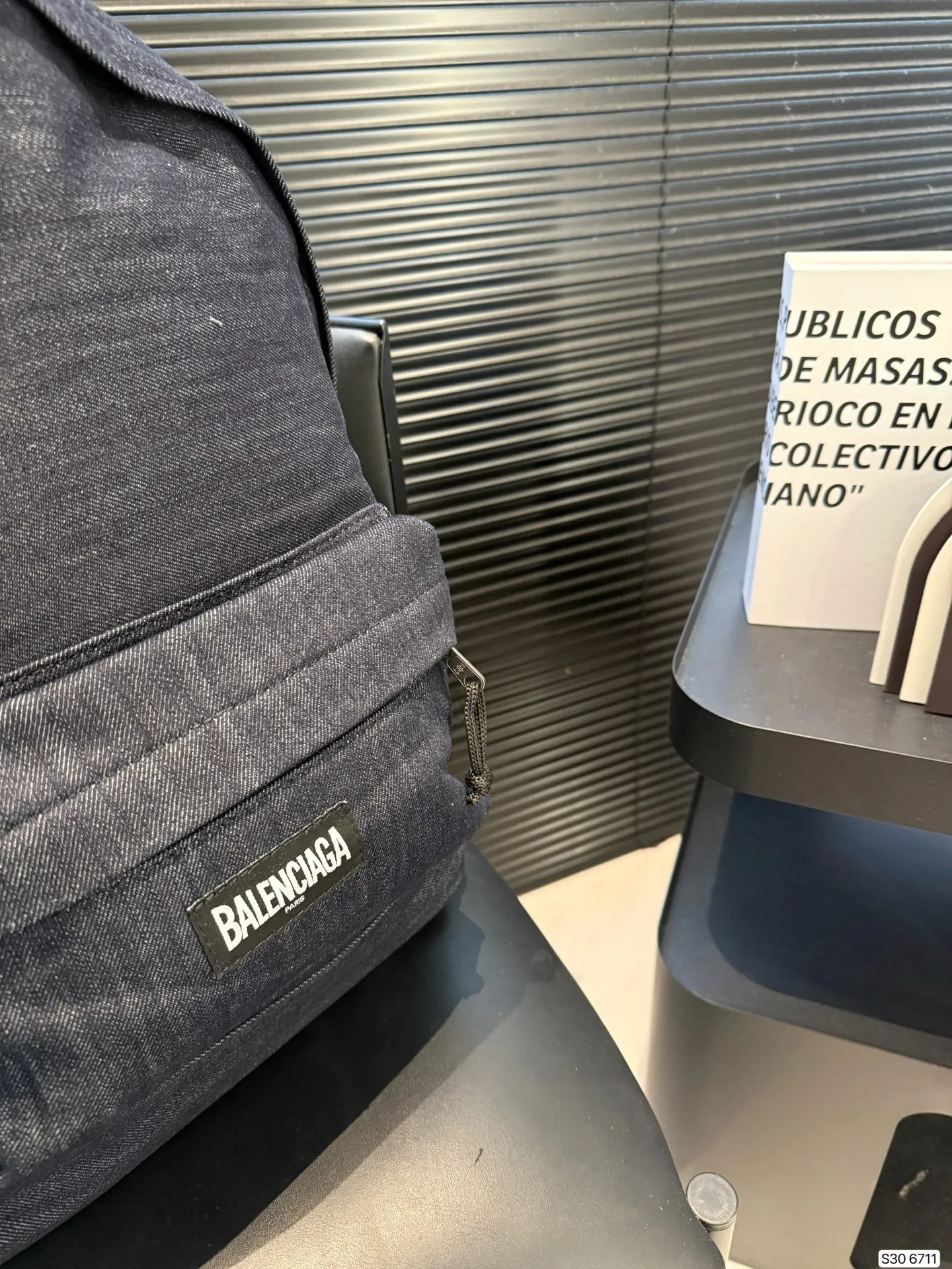 P200巴黎世家牛仔双肩包 牛仔双肩包, 来场说走就走的旅行也也不错主打休闲慵懒风 敲拉风啊时髦又有腔调 复古慵懒随性超好背 越看越爱 尺寸:35 43货号6711