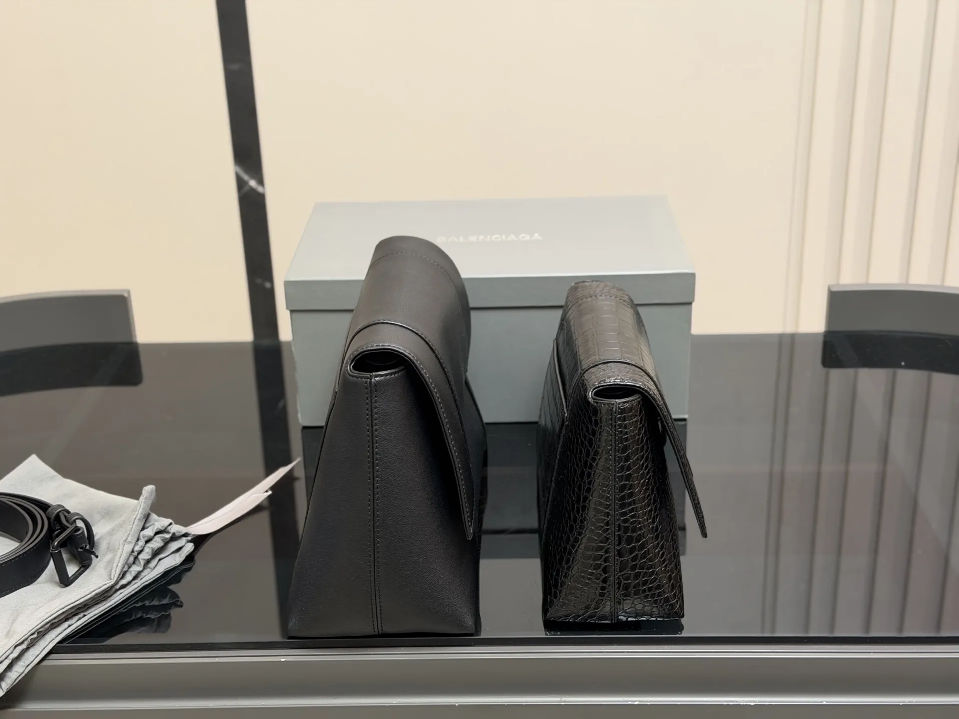 &yen;180 &yen;185 配盒！！ size：28cm 33cm Balenciaga down town 巴黎世家新款沙漏 异型包的设计又酷又高级 包身容量可观