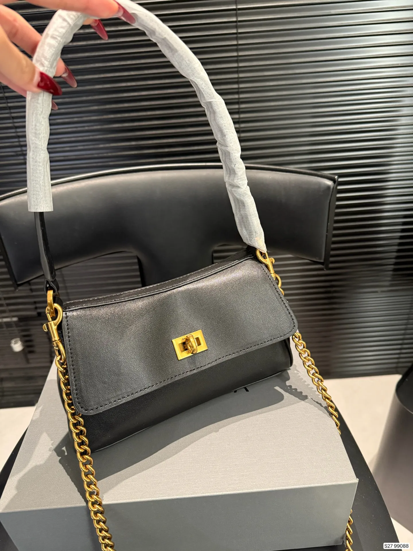 P185 配折叠盒 𝐁𝐚𝐥𝐞𝐧𝐜𝐢𝐚𝐠𝐚 𝐑𝐨𝐝𝐞𝐨 🖤🖤 巴黎世家 超火爆的Rodeo系列全新推出了Nano链条包⛓️可拆卸链条 一秒切换成超可爱的手拎包✌🏻 尺寸22 13 货号99088