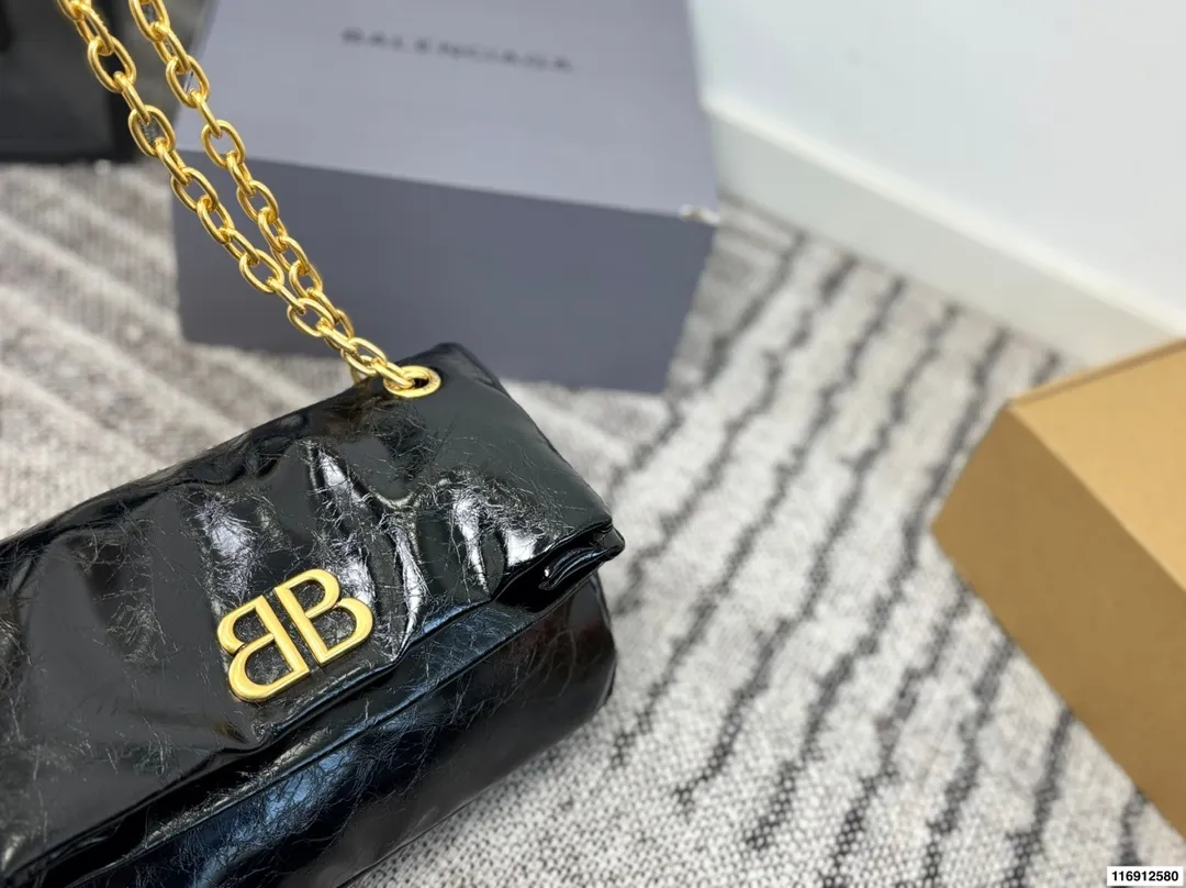 p170 配礼盒 尺寸28.20 黑金绝配|这只Monaco油蜡皮中号 黑金+油蜡皮这个组合 这就是我的本命包啊!🖤 油蜡皮自带微妙的光泽度和做旧纹理 摸起来是柔润的蜡感 越用越有个人痕迹 而且超级耐造 内里还有一个带拉链的夹层 日常出门完全够用 - 五金是做旧的复古金色,Blogo比较低调 - 开合是磁吸扣,单手操作超方便 - 油蜡皮会有自然的褶皱纹理 喜欢复古感的会爱死 如果你在找一只帅气、能装、不娇气又充满高级感的通勤包,黑金油蜡皮Monaco中号绝对值得冲!