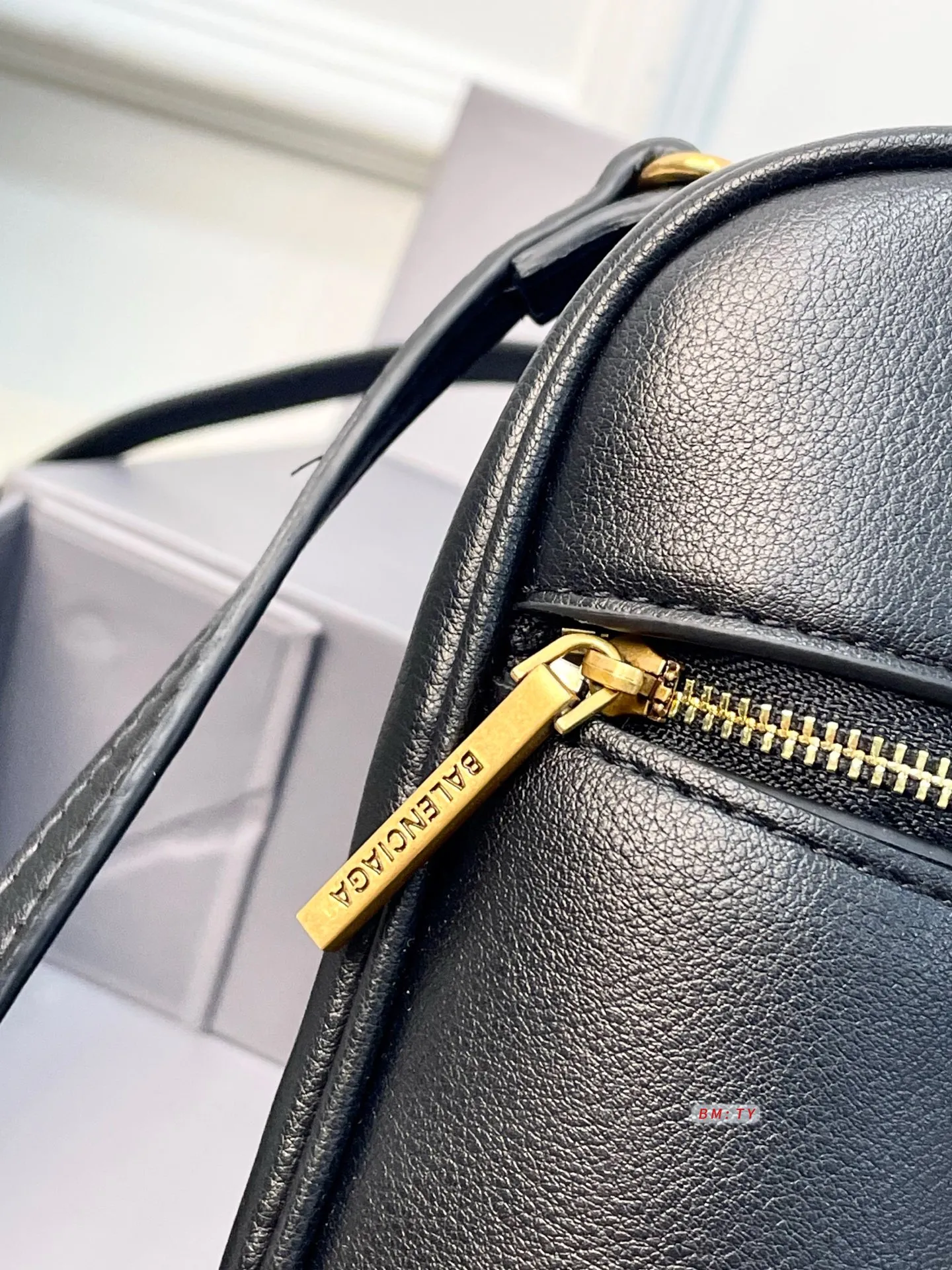 💰150 配折叠礼盒 巴黎世家2025秋冬Rodeo Vanity饭盒包，选用光滑皮革+金属Logo，低调又高级。包身线条简洁，顶部提手+可拆卸肩带，手提、斜挎、肩背都OK，背法超灵活！容量手机、钱包、口红轻松收纳，日常通勤休闲都能搭配。 尺寸：21*8*18.5