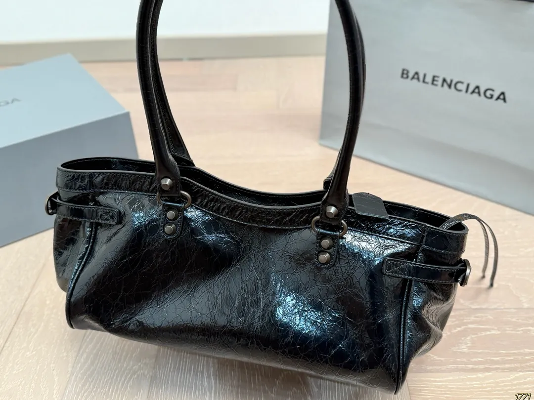 ¥250飞机盒 Balenciaga 巴黎世家新款 男女通用款哦 众多明星追捧的单品 原版面料 原单品质 超高回头率 尺寸31 16