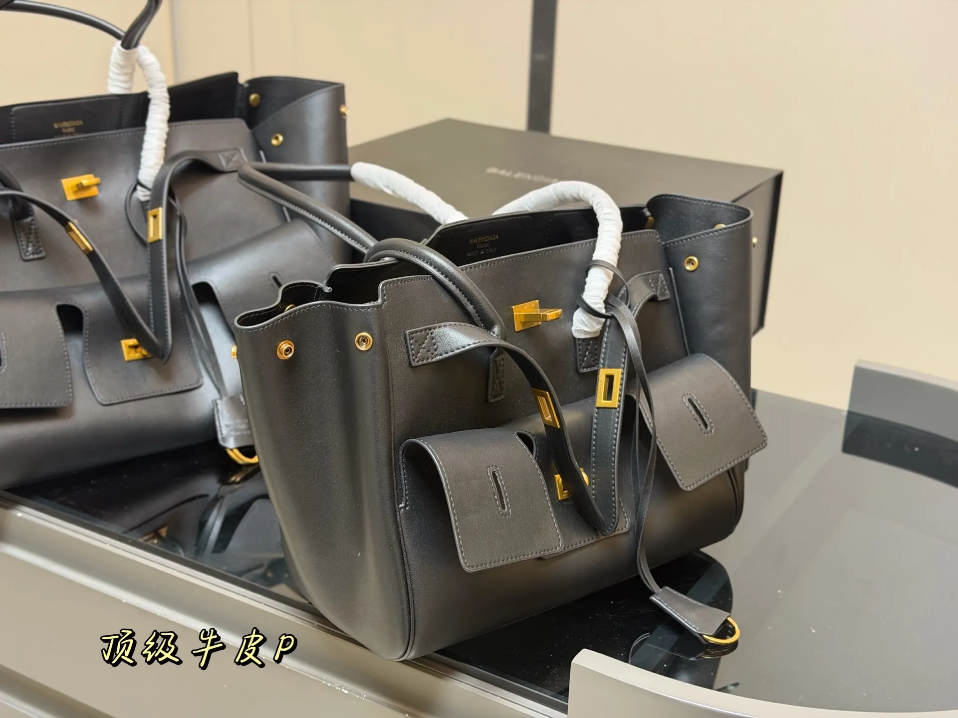 ¥420 ¥390 配折叠盒飞机盒 size:36.28cm 30.24cm 巴黎世家新款belair 大廓形包包 柔软的大廓形包包 上身慵懒感立刻get、 真的很喜欢又方便又酷的超实用大包!