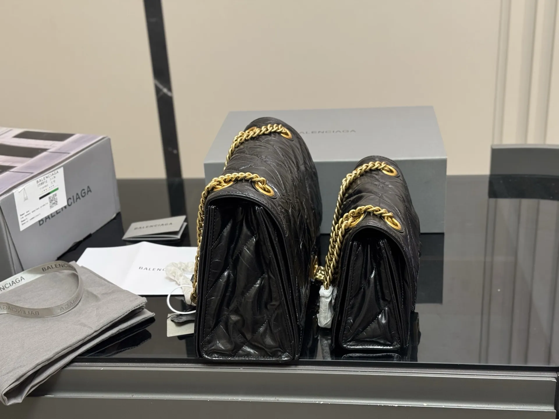 ¥190 ¥240 配盒牛皮 size:25*16cm 31*19cm crush直击我的心 巴黎世家新款包包 crush真的太高级了吧! 材质摸起来超级舒服~ 软fufu的颜值很高!