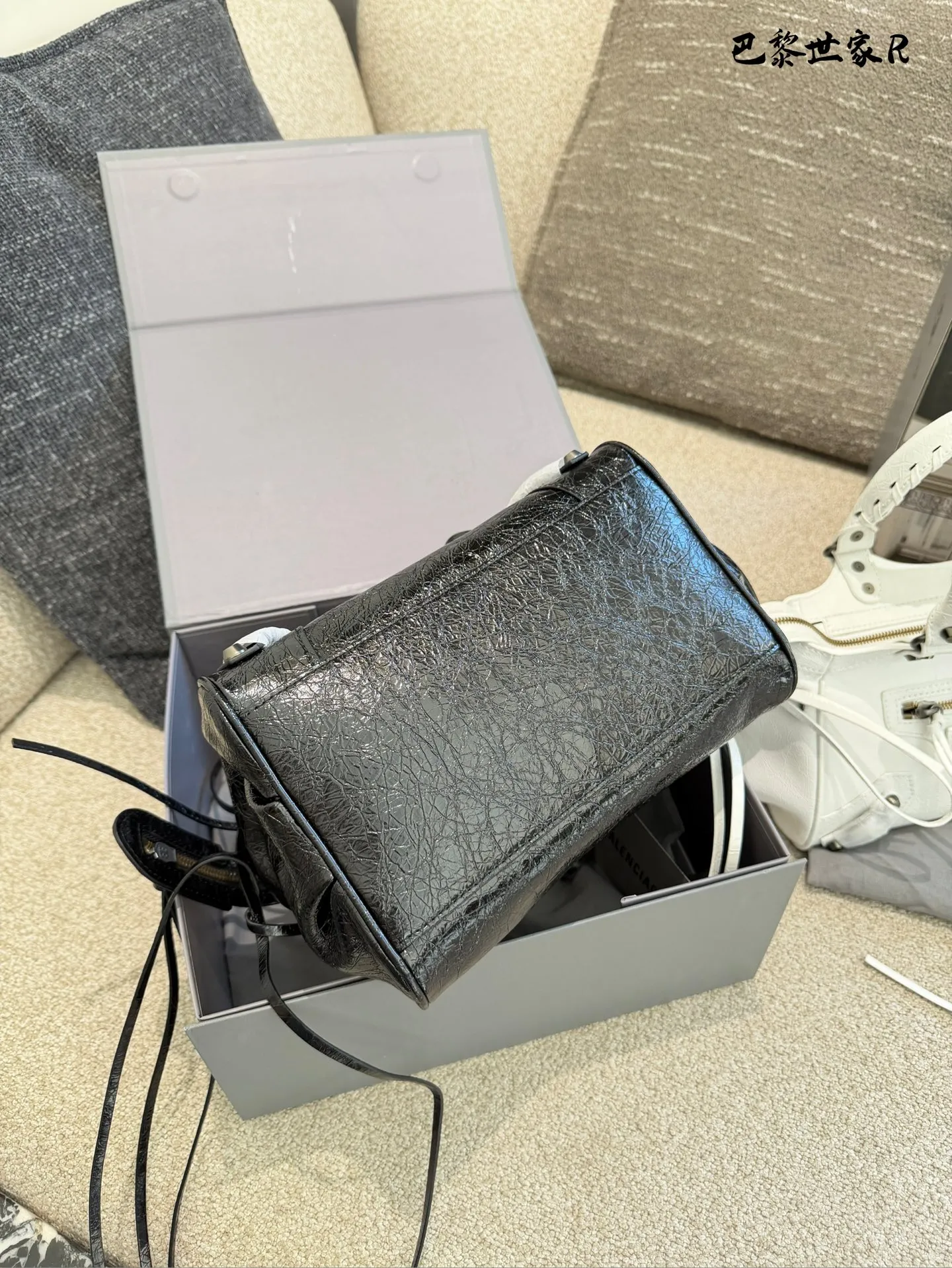 巴黎世家机车包p250 这是巴黎世家机车包，属于时尚界的经典单品。包身采用油蜡皮材质，配有铆钉装饰，设计硬朗且富有质感。常见尺寸有mini、小号和中号，适合不同身高和需求的人 群。原产地为法国，是巴黎世家品牌的标志性产品之一- ,深受全球时尚爱好者的喜爱。 养护方面，建议避免长时间暴露在阳光下，以免褪色。使用后及时清理表面灰尘，可用柔软布料轻轻擦拭。定期检查五金件是否松动，必要时可联系专业维修服务进行维护23cm