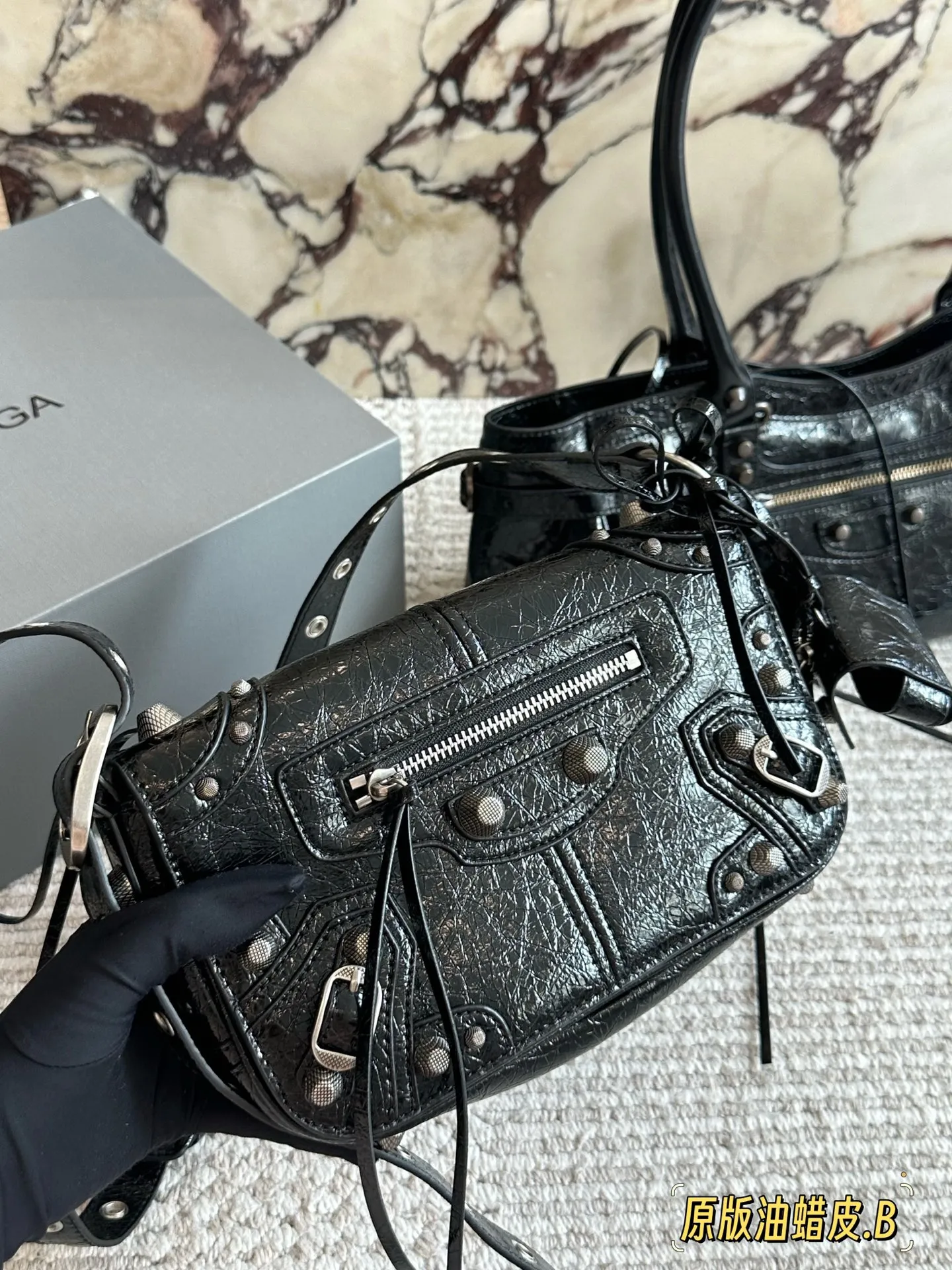 💰250 油蜡皮 配盒 size:24*14cm 巴黎世家Le duffle 致敬经典机车包系列重磅新款 不要泰可爱了吧!! 小小只百搭神器 mini size! 可调节编织肩带附加孔眼 外挂皮革卡包、心型挂镜 🉑️腋下🉑️肩背🉑️斜背