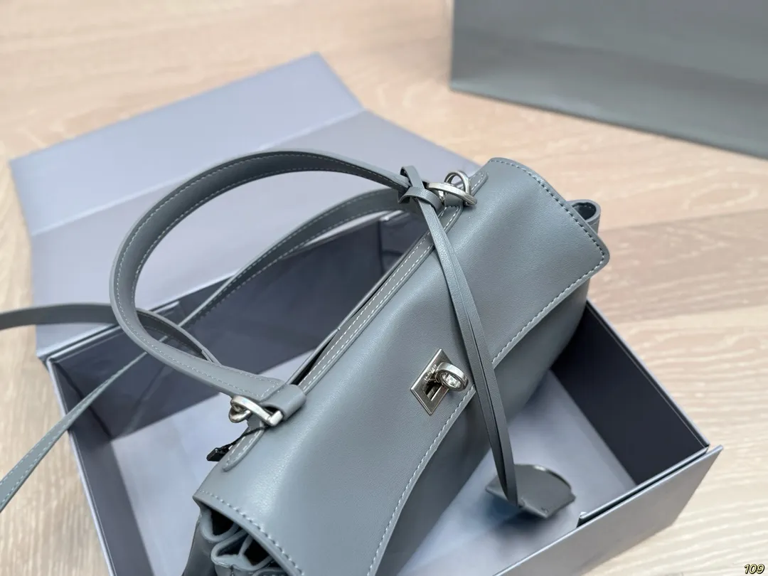 小号¥225折叠盒 Balenciaga巴黎世家新款 任何风格都可轻松驾驭 适合日常 旅游 出行 集美必备 尺寸:小号27 19