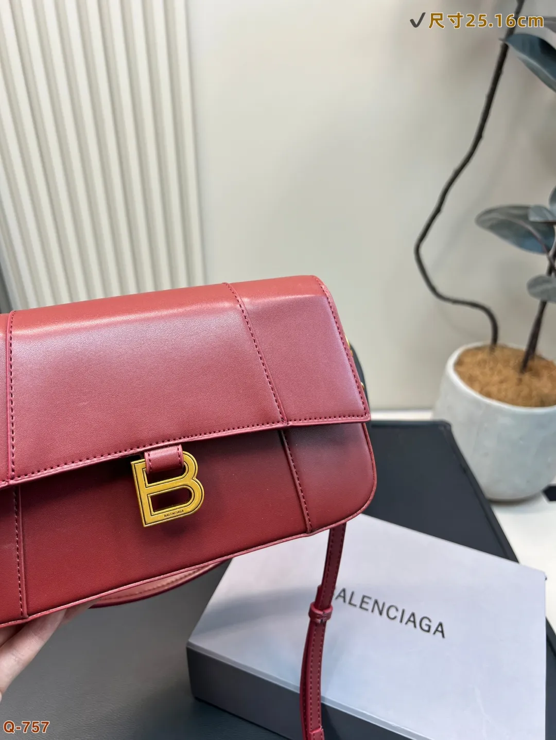 💰160 配折叠盒 巴黎世家CHIPS薯片袋造型颠覆传统牛皮材质打造独特触感,超薄设计却能装下手机、口红,兼具趣味与实用。搭配可拆卸肩带,轻松驾驭街头潮搭与摩登商务。以先锋设计打破平庸,让每一次出场都成为话题焦点! 尺寸25.16cm