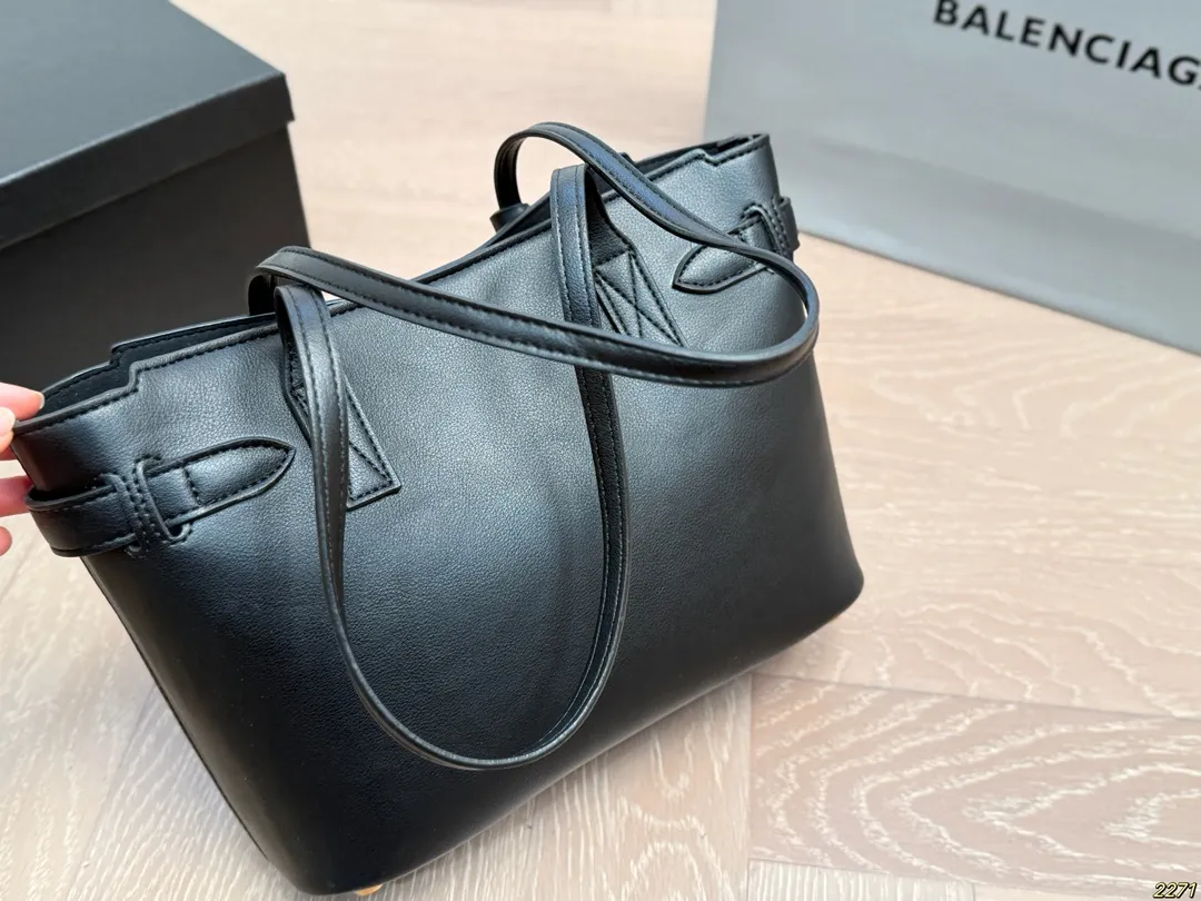 &yen;160/&yen;150配盒 巴黎世家Balenciaga 新款出货啦！秋冬火爆款-日常搭配休闲风妥妥的，绝对吸人眼球不易撞包 。尺寸：33 26/27 20