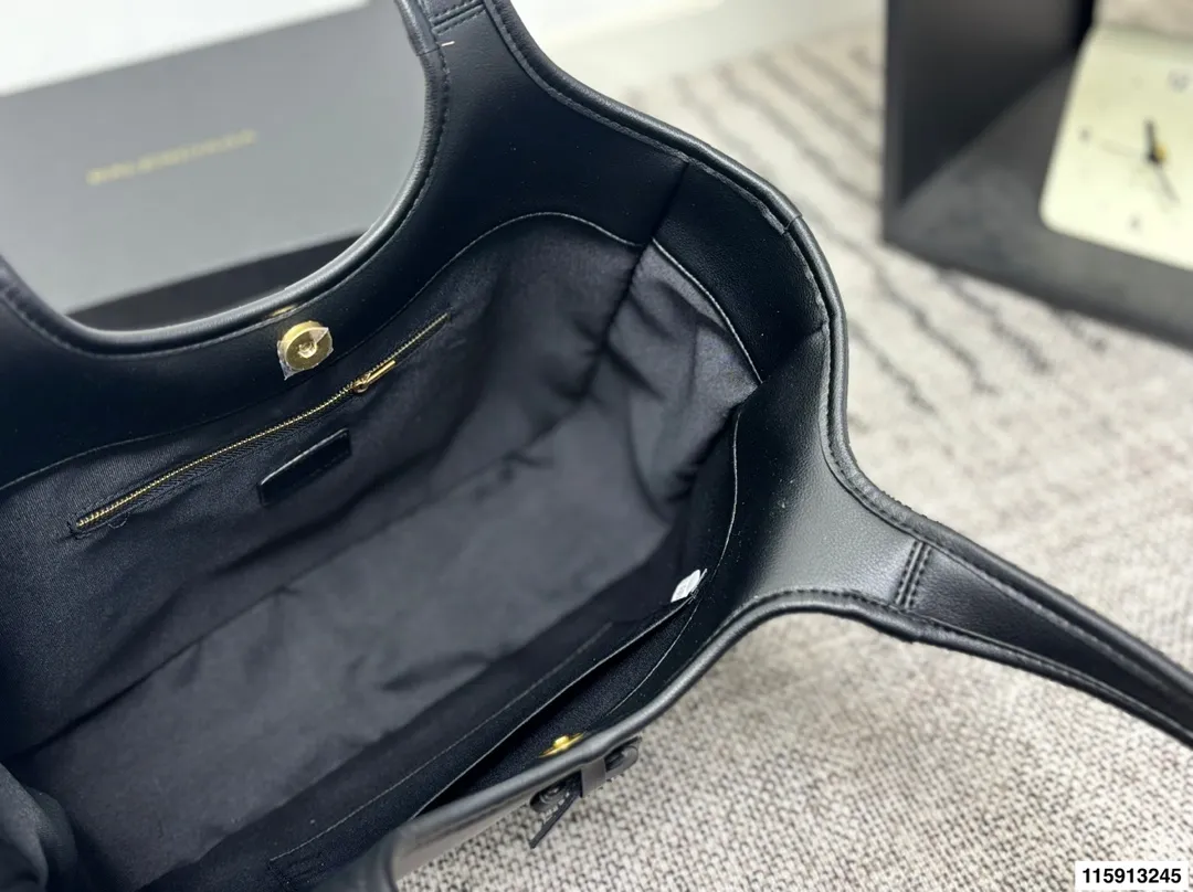 p145 配盒子 Balenciaga 巴黎世家 托特包 这款白色托特包采用柔软皮革，表面细腻有质感，设计极简，线条流畅，低调又高级。容量大，通勤或短途出行都很实用，手提肩背都方便。黑色百搭，轻松融入各种穿搭，简约风格爱好者必入！日常通勤、休闲场合都能hold住，实用又提升造型感山 尺寸36 24