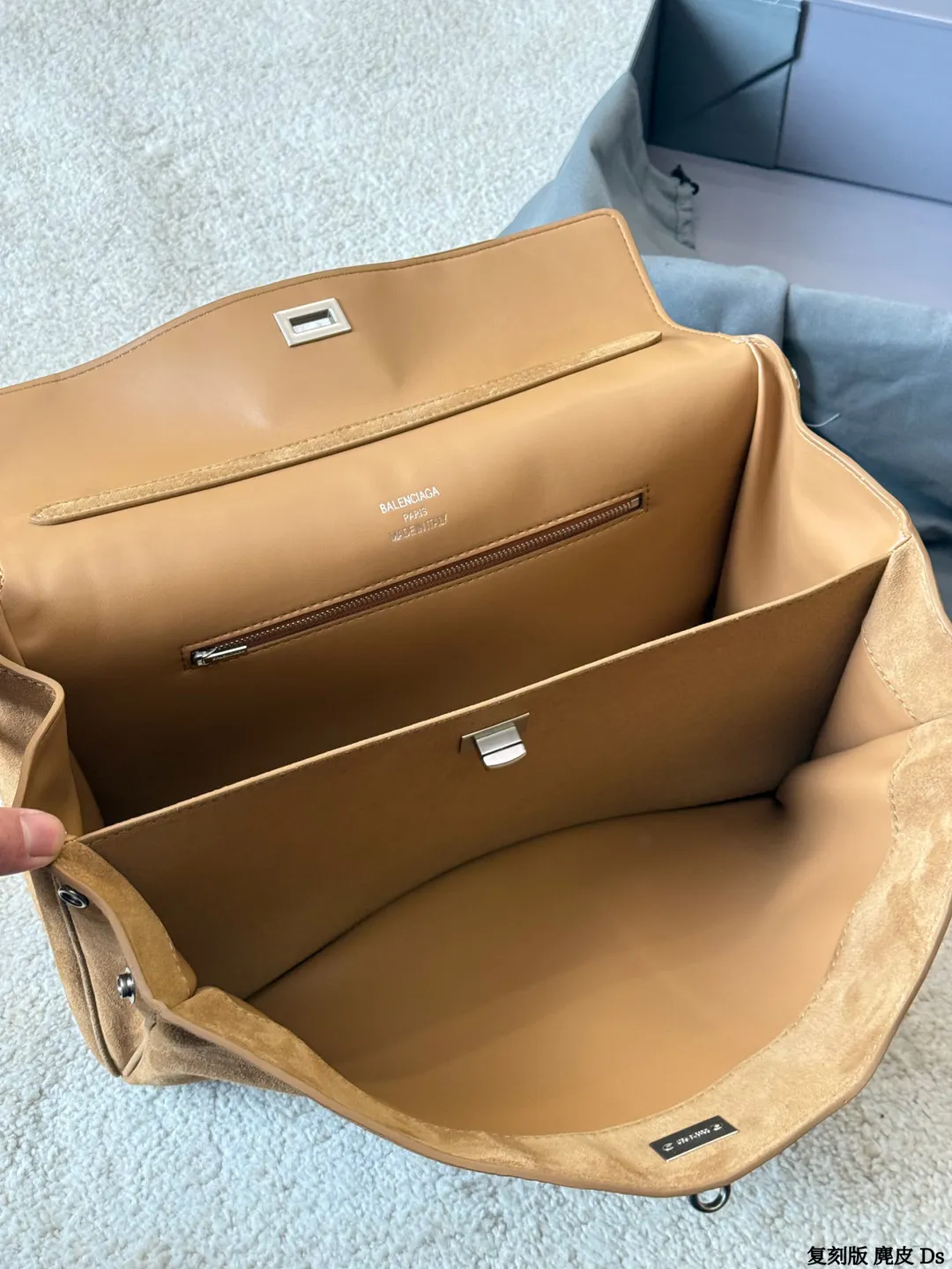 复刻版 麂皮 p295 巴黎世家新款RODEO大廓形包包 柔软的大廓形包包 上身慵懒感立刻get、 真的很喜欢又方便又酷的超实用大包! ⚠️牛皮品质 尺寸 35 23cm