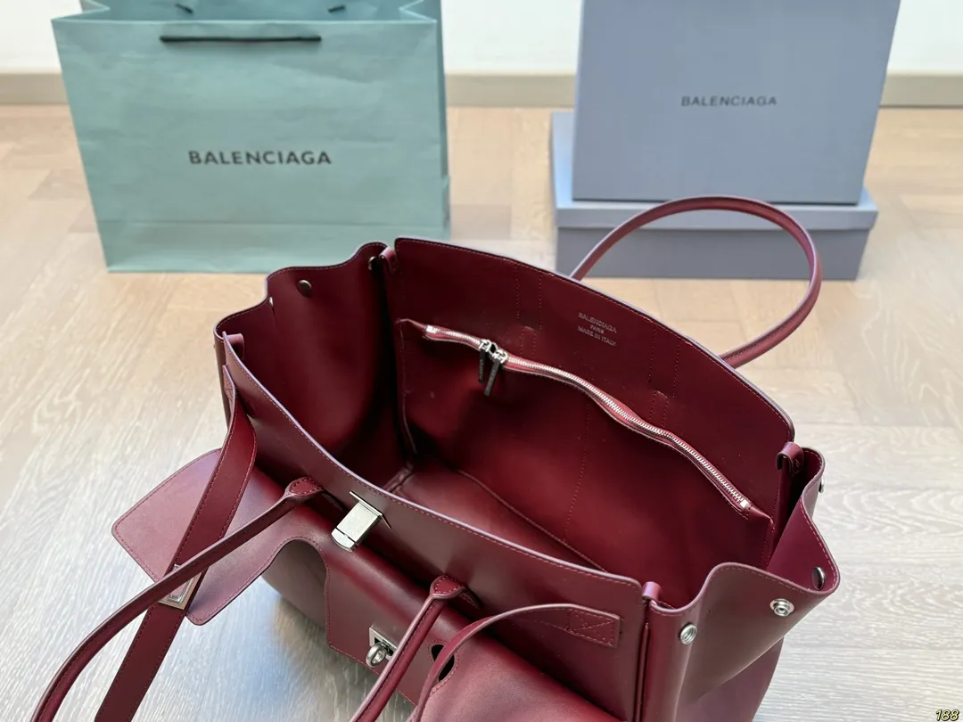 &yen;240 巴黎世家Balenciaga 优雅时尚简单又大方 酷酷的感觉 还带给你带来复古潮流的感觉 尺寸37 28