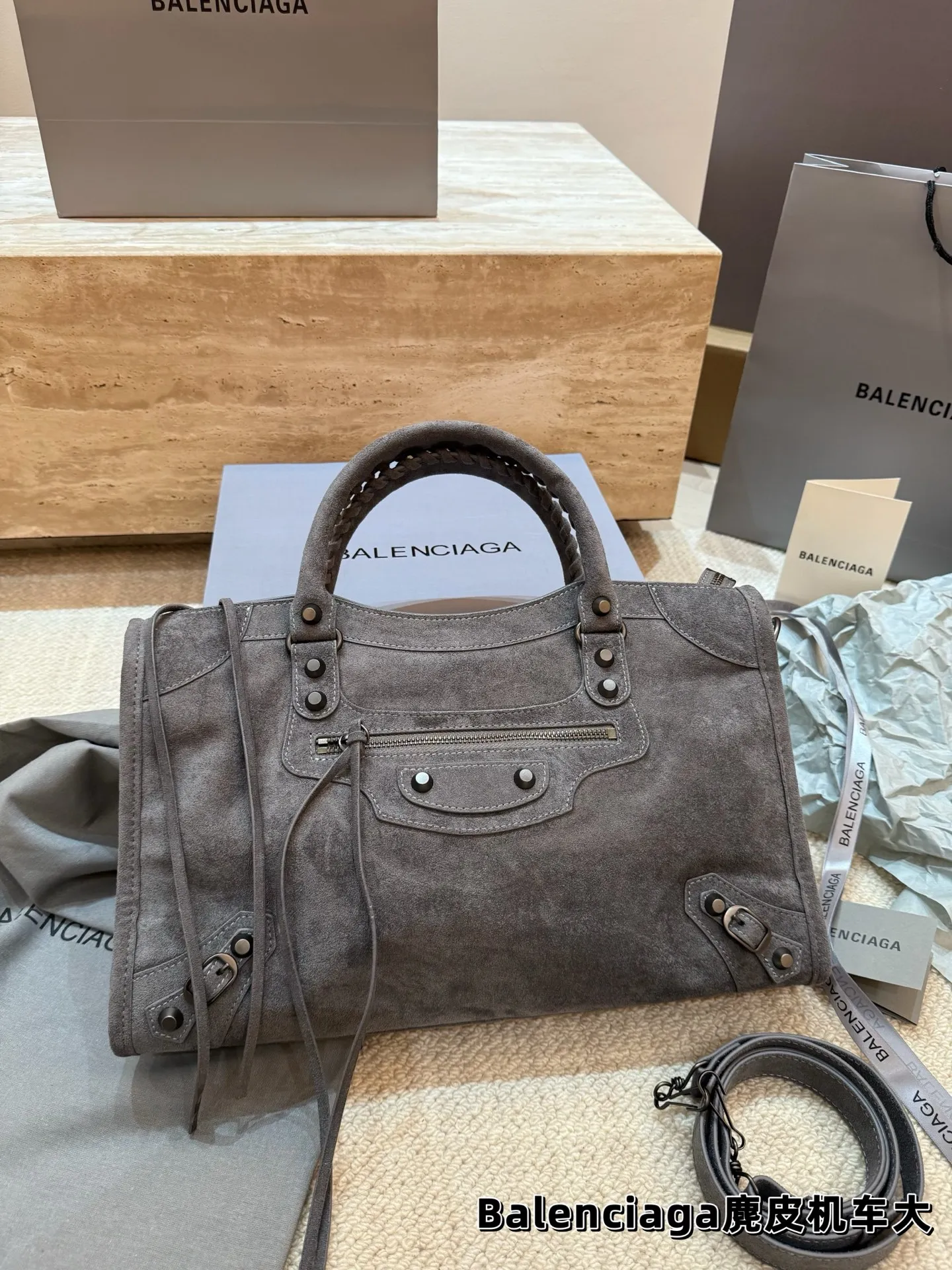 P235 P225 顶级原单 Balenciaga巴黎世家 麂皮机车包 -拥有立冬的第一只麂皮机车的快乐 这么帅谁能不爱呀[得意R] 粗犷硬朗的机车包型 加上拥有独一份质感的麂皮 拿捏时髦和氛围感就这么简单 尺寸大号37*23 小号30*19