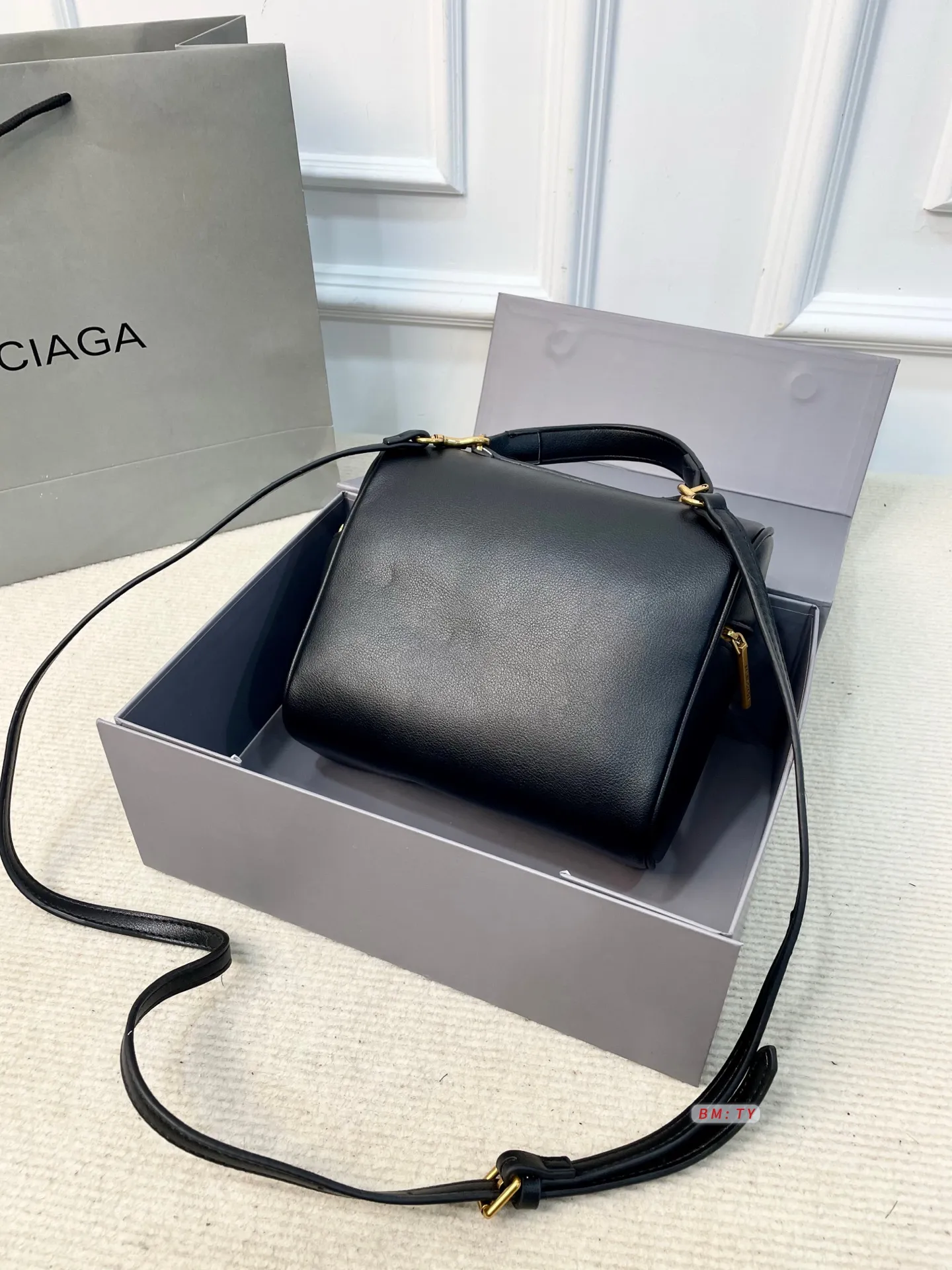 💰150 配折叠礼盒 巴黎世家2025秋冬Rodeo Vanity饭盒包，选用光滑皮革+金属Logo，低调又高级。包身线条简洁，顶部提手+可拆卸肩带，手提、斜挎、肩背都OK，背法超灵活！容量手机、钱包、口红轻松收纳，日常通勤休闲都能搭配。 尺寸：21*8*18.5