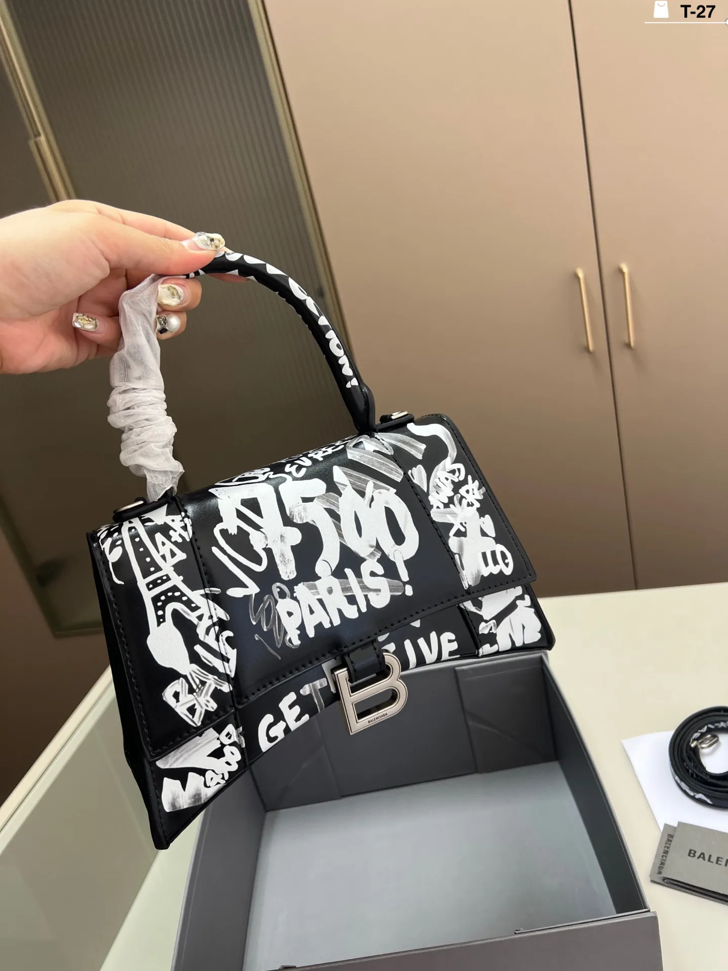 💰p155 巴黎世家涂鸦沙漏包 优雅 时尚 简单又大方 还带给你带来复古潮流的感觉 T-27尺寸22&times;10折叠盒