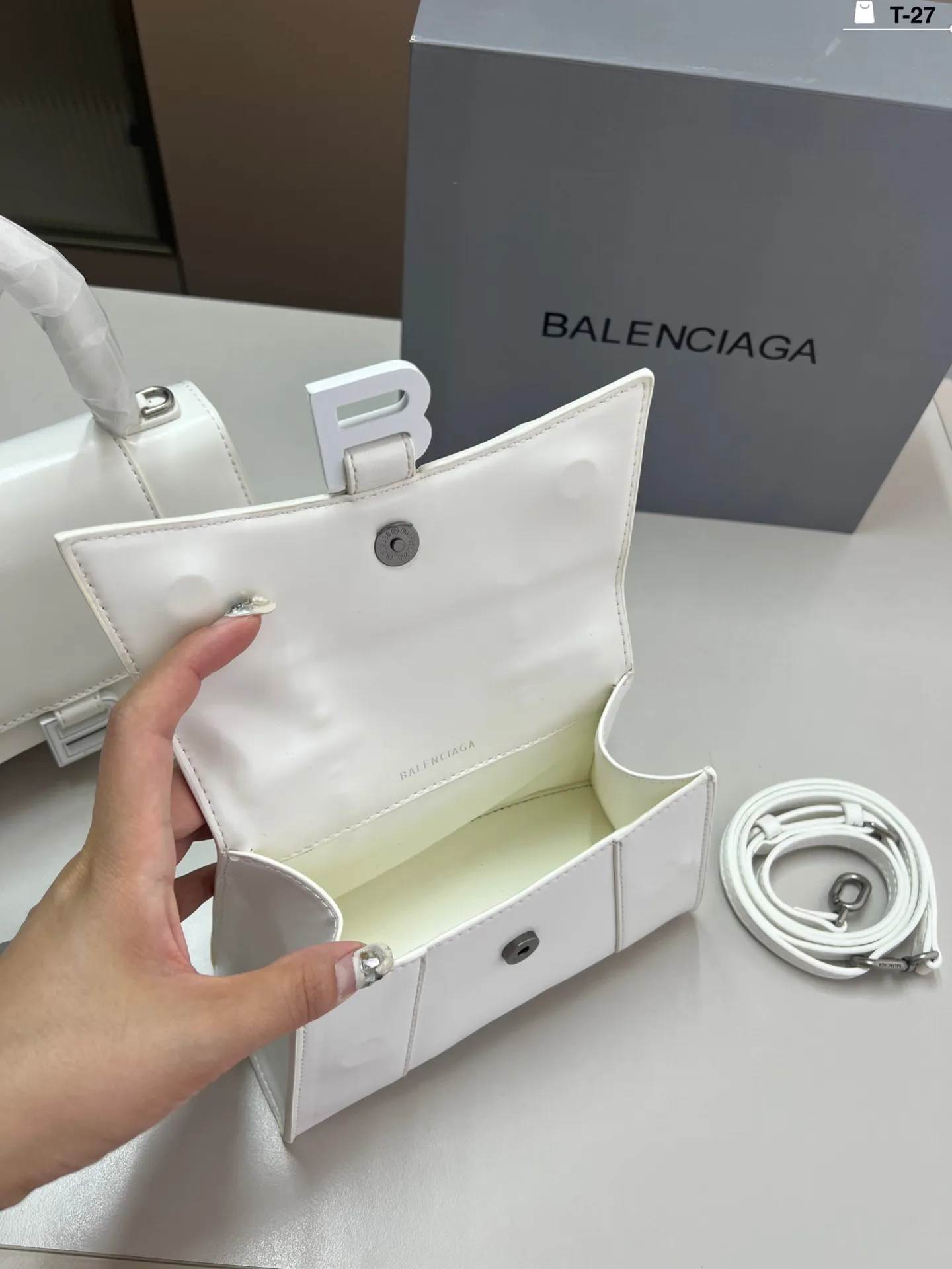 小💰p135 巴黎世家沙漏包（平纹） 优雅 时尚 简单又大方 还带给你带来复古潮流的感觉 T-27尺寸19&times;9/22&times;10折叠盒