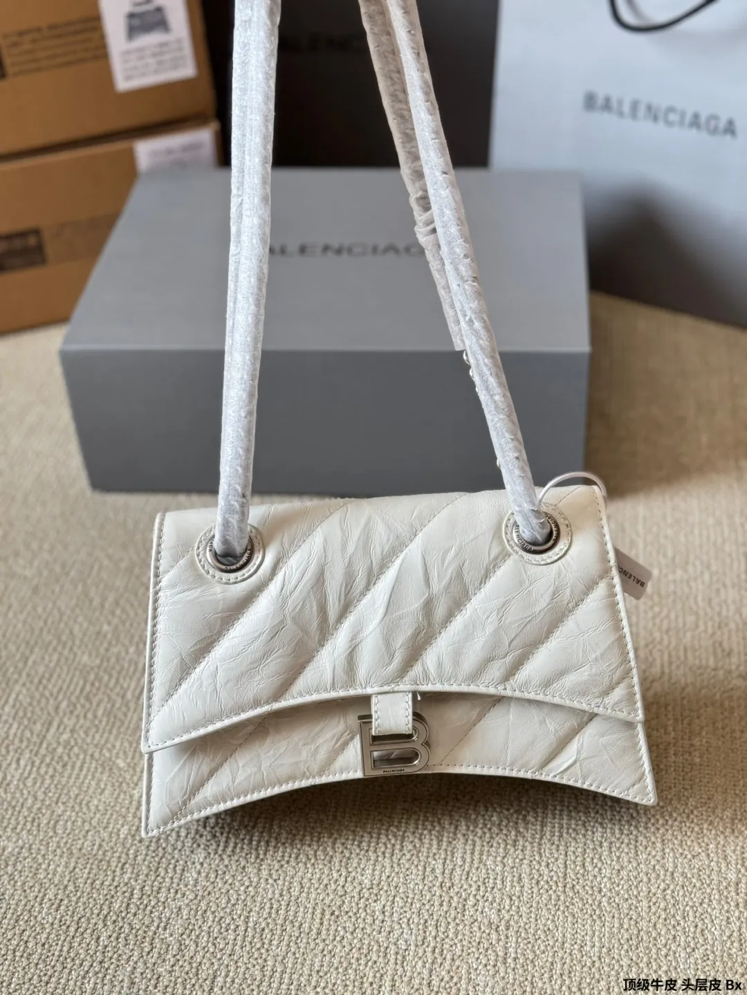 顶级原单 头层皮 p230/p200/p180 有Bella独特的氛围感了,好绝。 有Bella 那味儿了 一独特的氛围感好绝。 来自巴黎世家 Crush气场强大的实用型 大包包强势回归! 巴黎世家 Crush 以 Hourglass 沙漏包廓形为基础,特殊 处理后呈现出皱褶纸质感的纹理,软软的包身 十褶皱 感皮质,满满的前卫感! 整个包真的一眼爱上,经典沙漏轮廓,皮质柔软,手感 像枕头一般超级好!尺寸大号30 20cm 小号25 15cm 迷你20 13cm