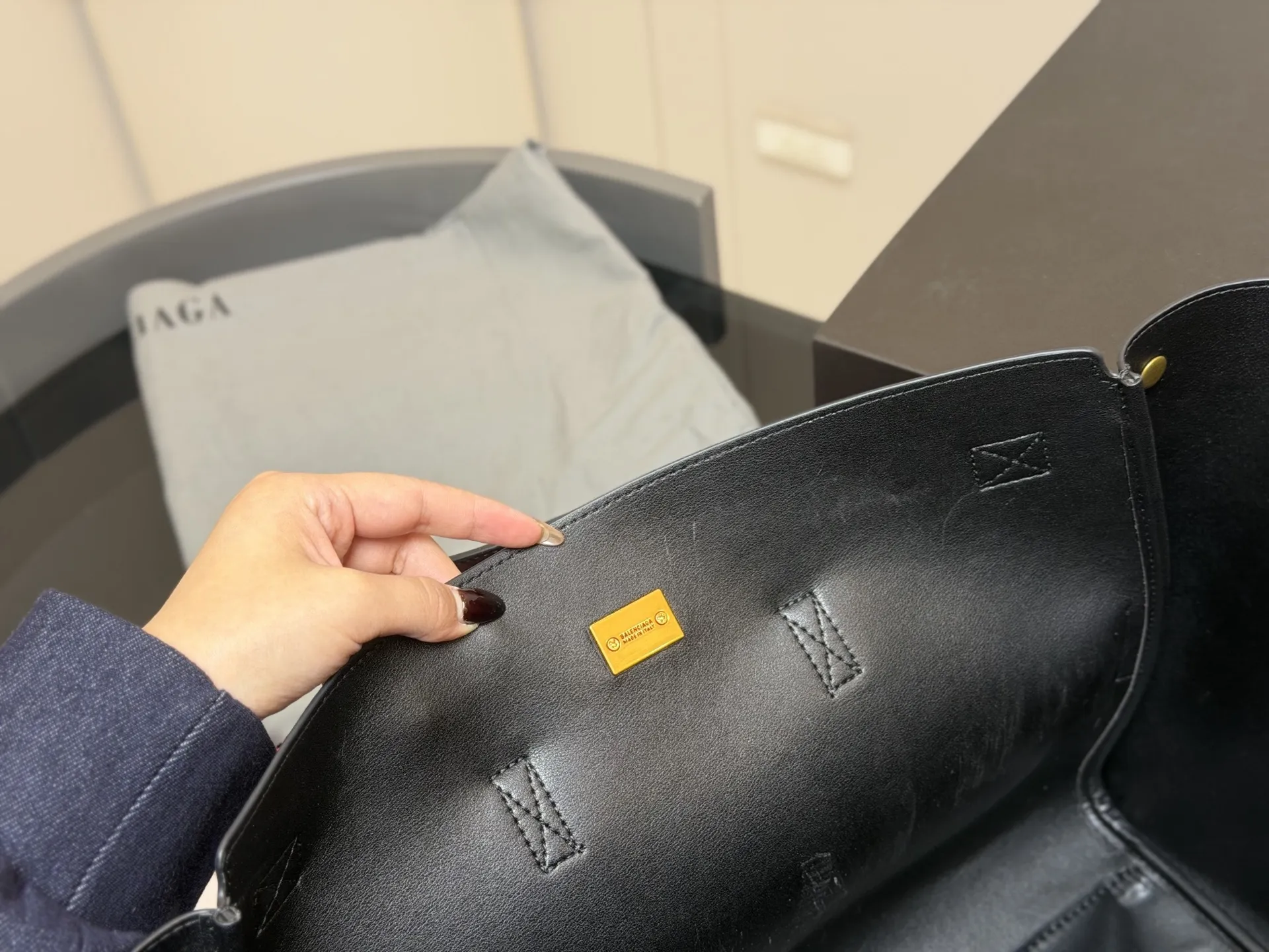 ¥420 ¥390 配折叠盒飞机盒 size:36.28cm 30.24cm 巴黎世家新款belair 大廓形包包 柔软的大廓形包包 上身慵懒感立刻get、 真的很喜欢又方便又酷的超实用大包!