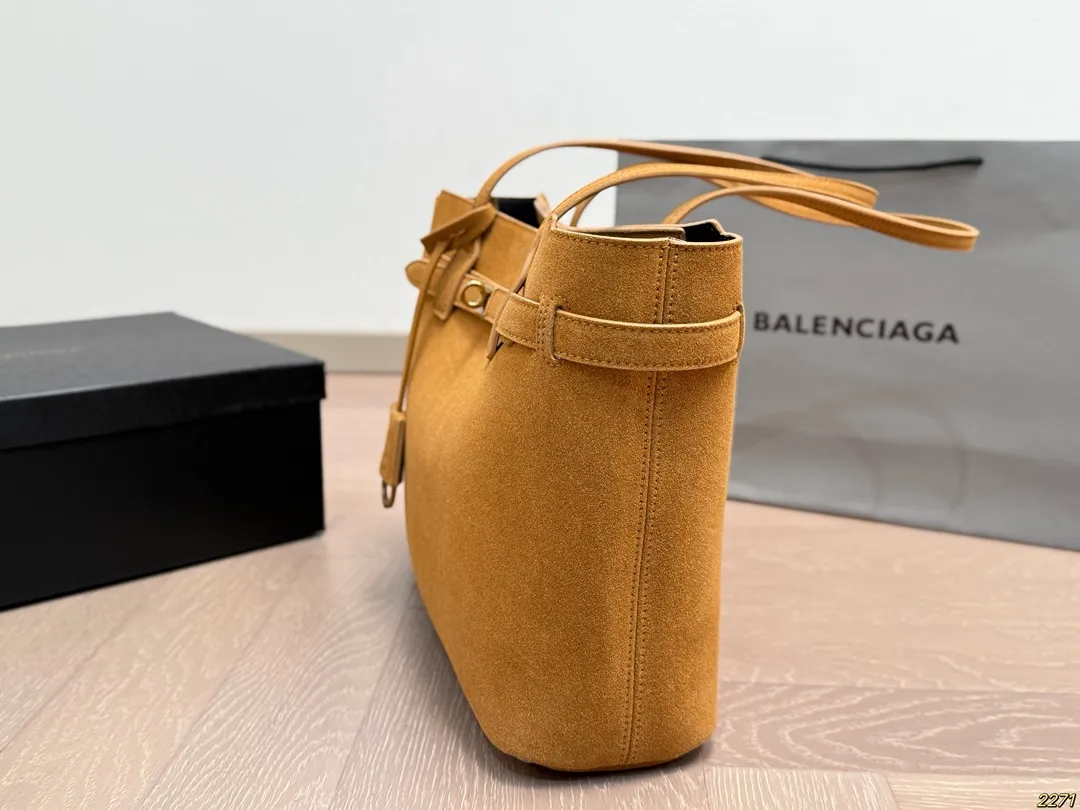 ¥175/¥165配盒 巴黎世家Balenciaga 新款出货啦!秋冬火爆款-日常搭配休闲风妥妥的,绝对吸人眼球不易撞包 。尺寸:33 26/27 20
