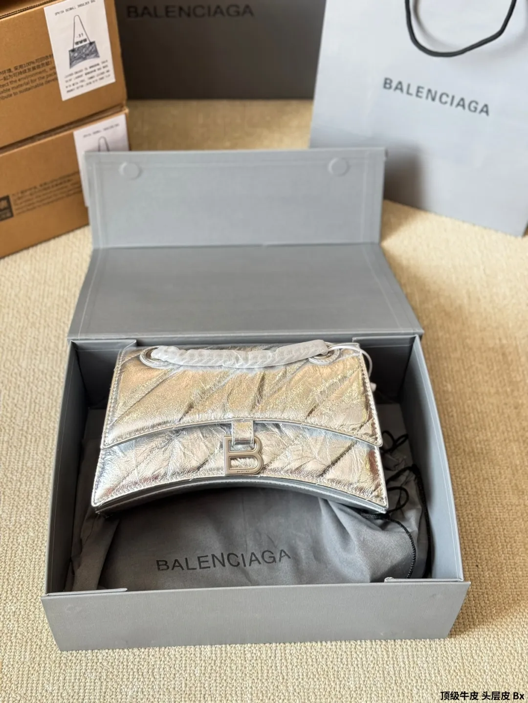 顶级原单 头层皮 p230/p200/p180 有Bella独特的氛围感了，好绝。 有Bella 那味儿了 一独特的氛围感好绝。 来自巴黎世家 Crush气场强大的实用型 大包包强势回归！ 巴黎世家 Crush 以 Hourglass 沙漏包廓形为基础，特殊 处理后呈现出皱褶纸质感的纹理，软软的包身 十褶皱 感皮质，满满的前卫感！ 整个包真的一眼爱上，经典沙漏轮廓，皮质柔软，手感 像枕头一般超级好！尺寸大号30 20cm 小号25 15cm 迷你20 13cm