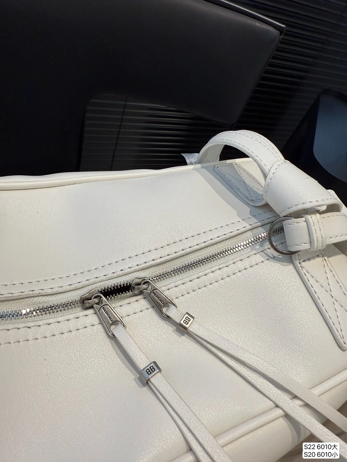 大号P160 小号P150 巴黎世家 腋下包 Carrie 上新:巴黎世家腋下包Carrie~ 新推出的保龄球系列真的鲨疯了!!独特弧形包身上身辨识度直接拉满 双提手设计超贴心上身优雅大方,亦可单肩背随性自在大小两个尺寸满足出行需求 尺寸:大37 20 小32 13 货号6010