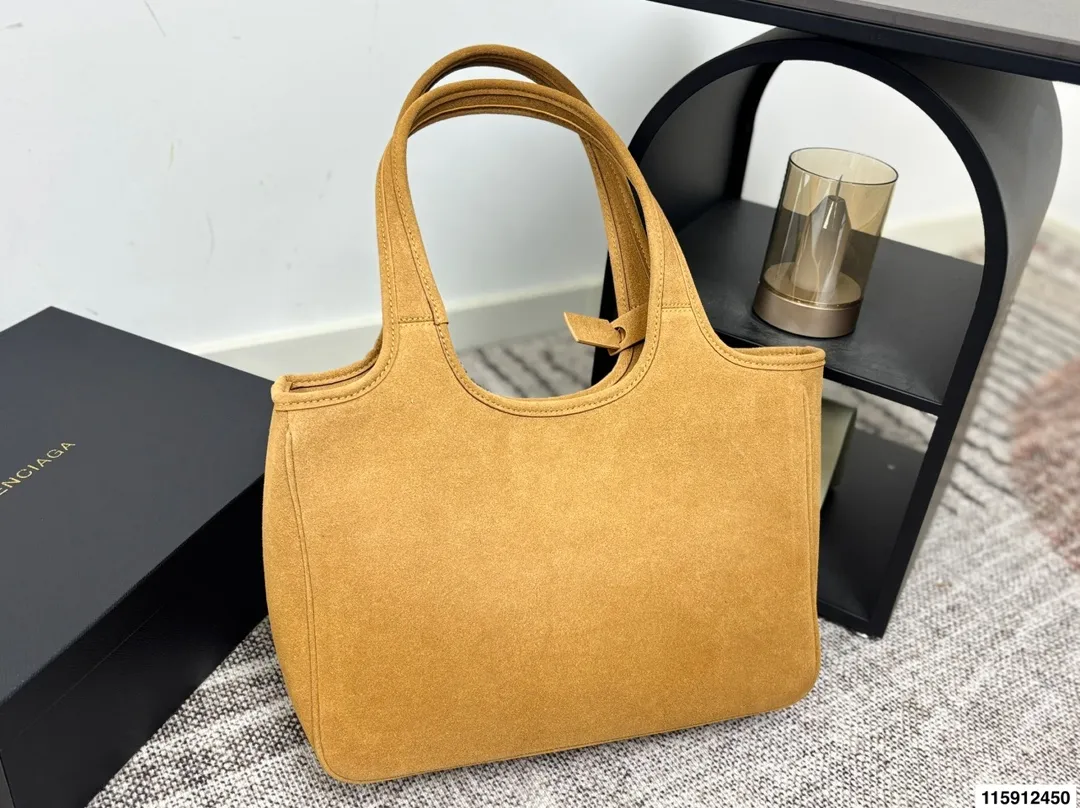 p160 配盒子巴黎世家 Balenciaga 巴黎世家 托特包 这款黑色托特包采用麂皮 表面细腻有质感,设计极简,线条流畅,低调又高级。容量大,通勤或短途出行都很实用,手提肩背都方便。黑色百搭,轻松融入各种穿搭,简约风格爱好者必入!日常通勤、休闲场合都能hold住,实用又提升造型感山 尺寸36 24