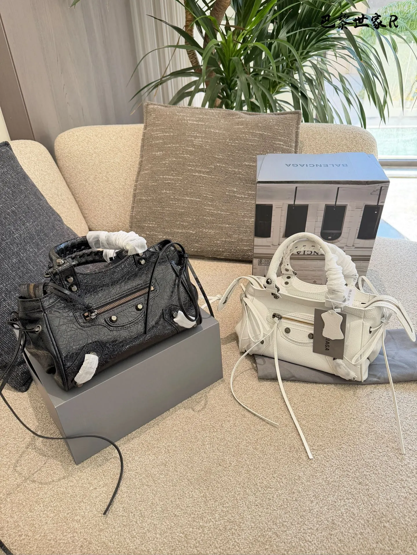 巴黎世家机车包p250 这是巴黎世家机车包，属于时尚界的经典单品。包身采用油蜡皮材质，配有铆钉装饰，设计硬朗且富有质感。常见尺寸有mini、小号和中号，适合不同身高和需求的人 群。原产地为法国，是巴黎世家品牌的标志性产品之一- ,深受全球时尚爱好者的喜爱。 养护方面，建议避免长时间暴露在阳光下，以免褪色。使用后及时清理表面灰尘，可用柔软布料轻轻擦拭。定期检查五金件是否松动，必要时可联系专业维修服务进行维护23cm