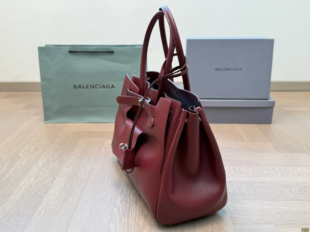 ¥240 巴黎世家Balenciaga 优雅时尚简单又大方 酷酷的感觉 还带给你带来复古潮流的感觉 尺寸37 28